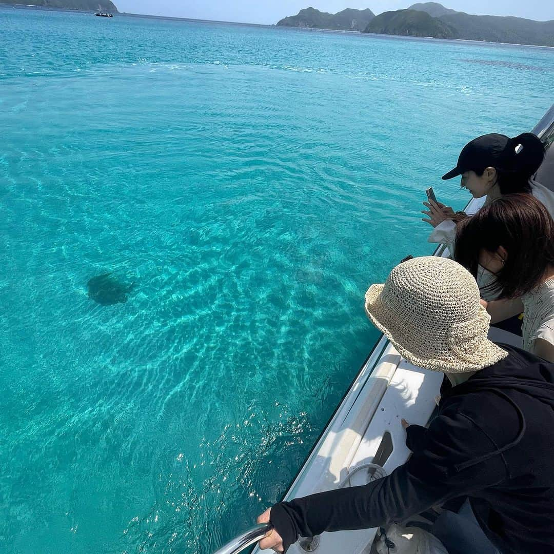 梅澤友里香さんのインスタグラム写真 - (梅澤友里香Instagram)「忙しくなりすぎると 良いアイディアや思考って生まれなくなる。 これって本当なんですよね😳  『余裕』や『余白』 が私たちを成長させて豊かにしてくれる。 だからこそまたチャレンジが出来たりする。  2024年奄美大島ヨガリトリート 4/26（金）〜28（日） 開催決定です！👏✨  年に一度の心と体の浄化の旅。 そして、自然と自分自身を楽しむ日々✨  今年は中日のアクティビティは 加計呂麻島までクルージング &加計呂麻島散策✨  ガジュマルや素晴らしい景色に一緒に感動しましょう❤️  クルージング中、運が良ければ無人島やアマーズロック写真1枚目） に上陸します❤️  こればっかりは、波や天気次第で行き当たりばったりですが、 その一つ一つの奇跡を楽しむのも自然と生きてるって感じ❤️😍  予約開始までもう間も無くです✨  早割などもあるので、 『行きたい！』 って思っている方は、スケジュールの確認などを しておいて下さい🤗❤️  予約開始ししだいまたお知らせします❤️  @the_scene_wellnessresort  @wellnesstrip_official   #加計呂麻島　 #奄美大島 #ヨガリトリート #thescene #ヨガつぶやき #生きるヨガ  #健康美 #インナービューティー #哲学 #サスティナブル #メンタルヘルス #holistic #ホリスティック　#ヨガ哲学　  #vegan #ベジタリアン #organic #wellness  #ウェルネス  #yoga  #ヨガ #ヨガインストラクター  #美と健康 #beauty #health #ストレッチ #しなやか #yogalife  #naturalbeauty  #fitnessmodel」11月23日 8時53分 - yurika_umezawa