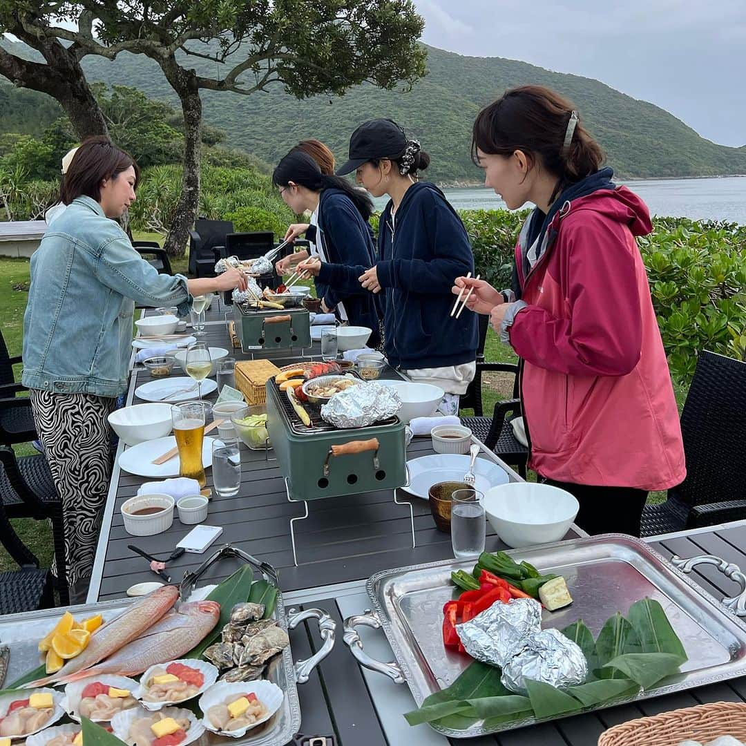 梅澤友里香さんのインスタグラム写真 - (梅澤友里香Instagram)「忙しくなりすぎると 良いアイディアや思考って生まれなくなる。 これって本当なんですよね😳  『余裕』や『余白』 が私たちを成長させて豊かにしてくれる。 だからこそまたチャレンジが出来たりする。  2024年奄美大島ヨガリトリート 4/26（金）〜28（日） 開催決定です！👏✨  年に一度の心と体の浄化の旅。 そして、自然と自分自身を楽しむ日々✨  今年は中日のアクティビティは 加計呂麻島までクルージング &加計呂麻島散策✨  ガジュマルや素晴らしい景色に一緒に感動しましょう❤️  クルージング中、運が良ければ無人島やアマーズロック写真1枚目） に上陸します❤️  こればっかりは、波や天気次第で行き当たりばったりですが、 その一つ一つの奇跡を楽しむのも自然と生きてるって感じ❤️😍  予約開始までもう間も無くです✨  早割などもあるので、 『行きたい！』 って思っている方は、スケジュールの確認などを しておいて下さい🤗❤️  予約開始ししだいまたお知らせします❤️  @the_scene_wellnessresort  @wellnesstrip_official   #加計呂麻島　 #奄美大島 #ヨガリトリート #thescene #ヨガつぶやき #生きるヨガ  #健康美 #インナービューティー #哲学 #サスティナブル #メンタルヘルス #holistic #ホリスティック　#ヨガ哲学　  #vegan #ベジタリアン #organic #wellness  #ウェルネス  #yoga  #ヨガ #ヨガインストラクター  #美と健康 #beauty #health #ストレッチ #しなやか #yogalife  #naturalbeauty  #fitnessmodel」11月23日 8時53分 - yurika_umezawa