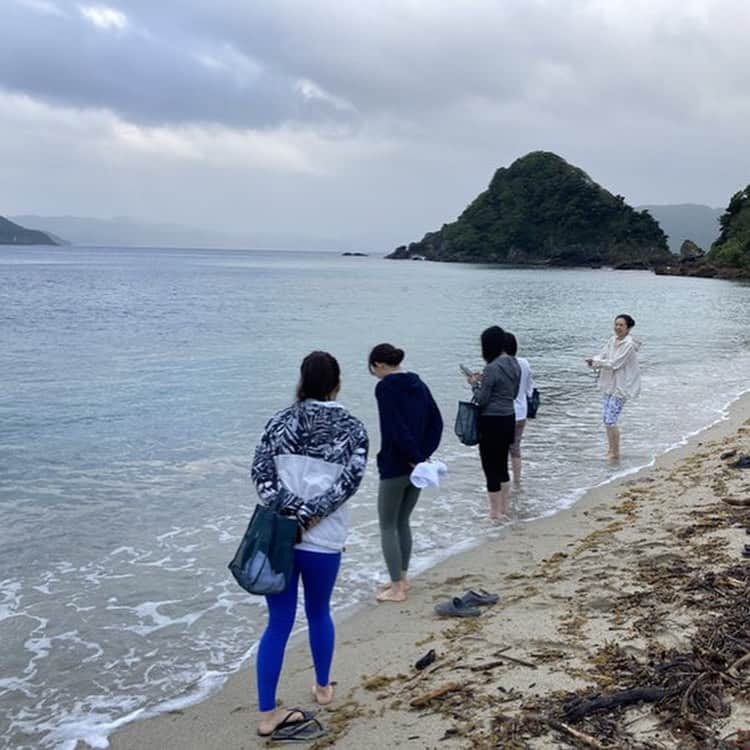梅澤友里香さんのインスタグラム写真 - (梅澤友里香Instagram)「忙しくなりすぎると 良いアイディアや思考って生まれなくなる。 これって本当なんですよね😳  『余裕』や『余白』 が私たちを成長させて豊かにしてくれる。 だからこそまたチャレンジが出来たりする。  2024年奄美大島ヨガリトリート 4/26（金）〜28（日） 開催決定です！👏✨  年に一度の心と体の浄化の旅。 そして、自然と自分自身を楽しむ日々✨  今年は中日のアクティビティは 加計呂麻島までクルージング &加計呂麻島散策✨  ガジュマルや素晴らしい景色に一緒に感動しましょう❤️  クルージング中、運が良ければ無人島やアマーズロック写真1枚目） に上陸します❤️  こればっかりは、波や天気次第で行き当たりばったりですが、 その一つ一つの奇跡を楽しむのも自然と生きてるって感じ❤️😍  予約開始までもう間も無くです✨  早割などもあるので、 『行きたい！』 って思っている方は、スケジュールの確認などを しておいて下さい🤗❤️  予約開始ししだいまたお知らせします❤️  @the_scene_wellnessresort  @wellnesstrip_official   #加計呂麻島　 #奄美大島 #ヨガリトリート #thescene #ヨガつぶやき #生きるヨガ  #健康美 #インナービューティー #哲学 #サスティナブル #メンタルヘルス #holistic #ホリスティック　#ヨガ哲学　  #vegan #ベジタリアン #organic #wellness  #ウェルネス  #yoga  #ヨガ #ヨガインストラクター  #美と健康 #beauty #health #ストレッチ #しなやか #yogalife  #naturalbeauty  #fitnessmodel」11月23日 8時53分 - yurika_umezawa
