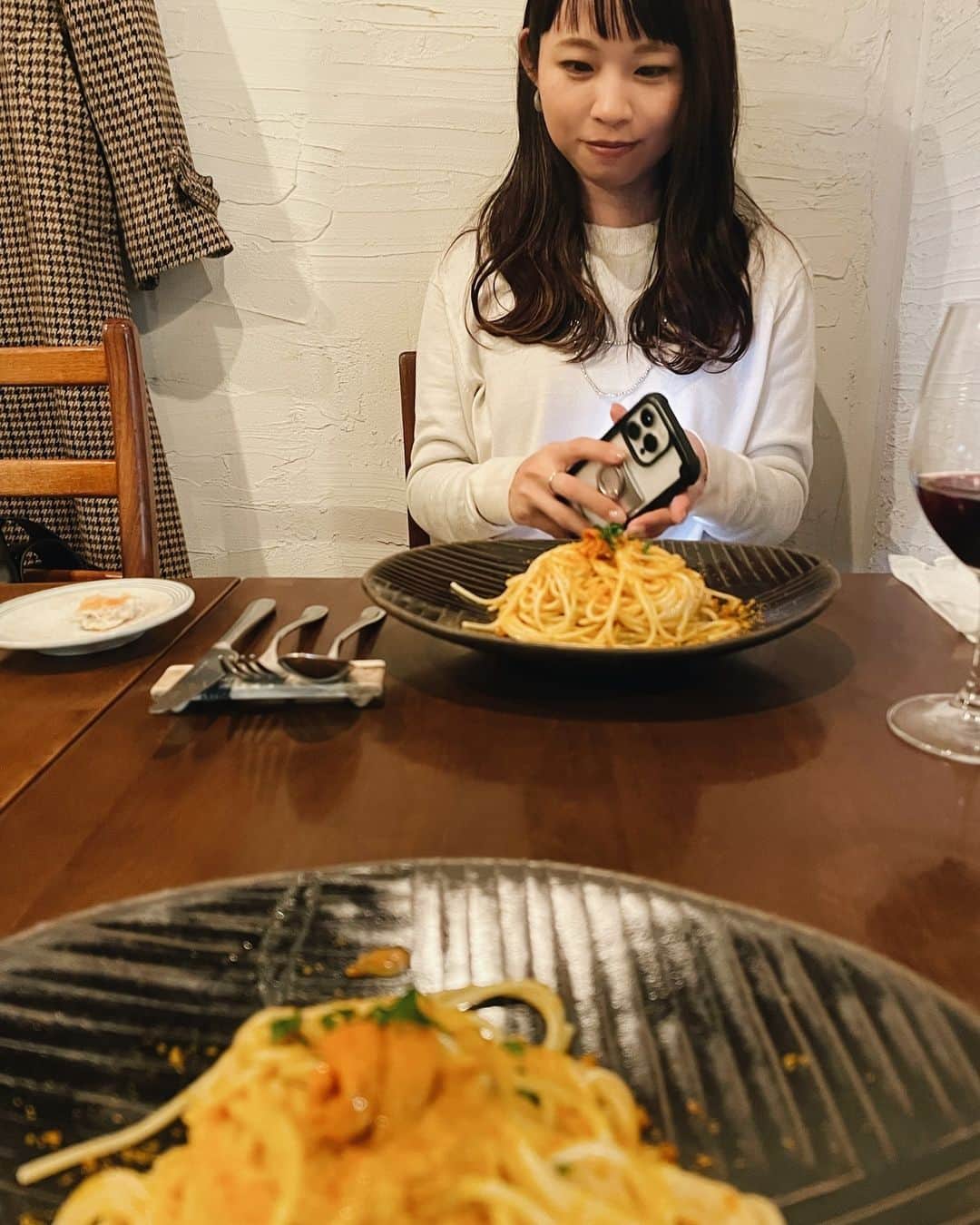 石川文菜のインスタグラム：「ただ一点に大好物のウニパスタを見つめるワイ。  今年もM氏と笑ったり泣いたりして大好きなものを食べられた🍽️ 食の好みが合うっていいよね。 30代を過ぎてから大切な友人が出来るとは思ってもなかったから、私は幸せ者だ。  何より、しんどい事も悩める事も笑い事に変えられる存在は貴重。  おかげで笑い皺が増えました👍🏻  12月は労い会の総まとめ！ 自分たち自身を盛大に労うぞ。(＝美味しいもの食べるぞ)」