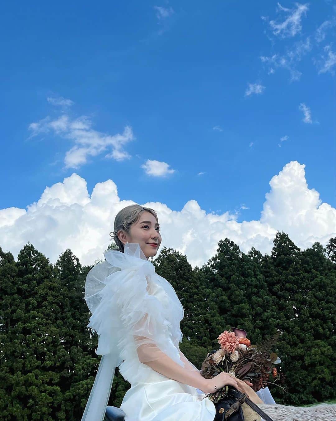松尾 瞳のインスタグラム：「. 前撮りオフショット🫏💙 この日いい天気やった〜〜  久々朝投稿☀️  #前撮り #結婚式前撮り #前撮り写真 #ウェディングフォト #フォトウェディング  #ウェディングドレス #前撮りドレス #オープニングムービー #後撮り #結婚式」