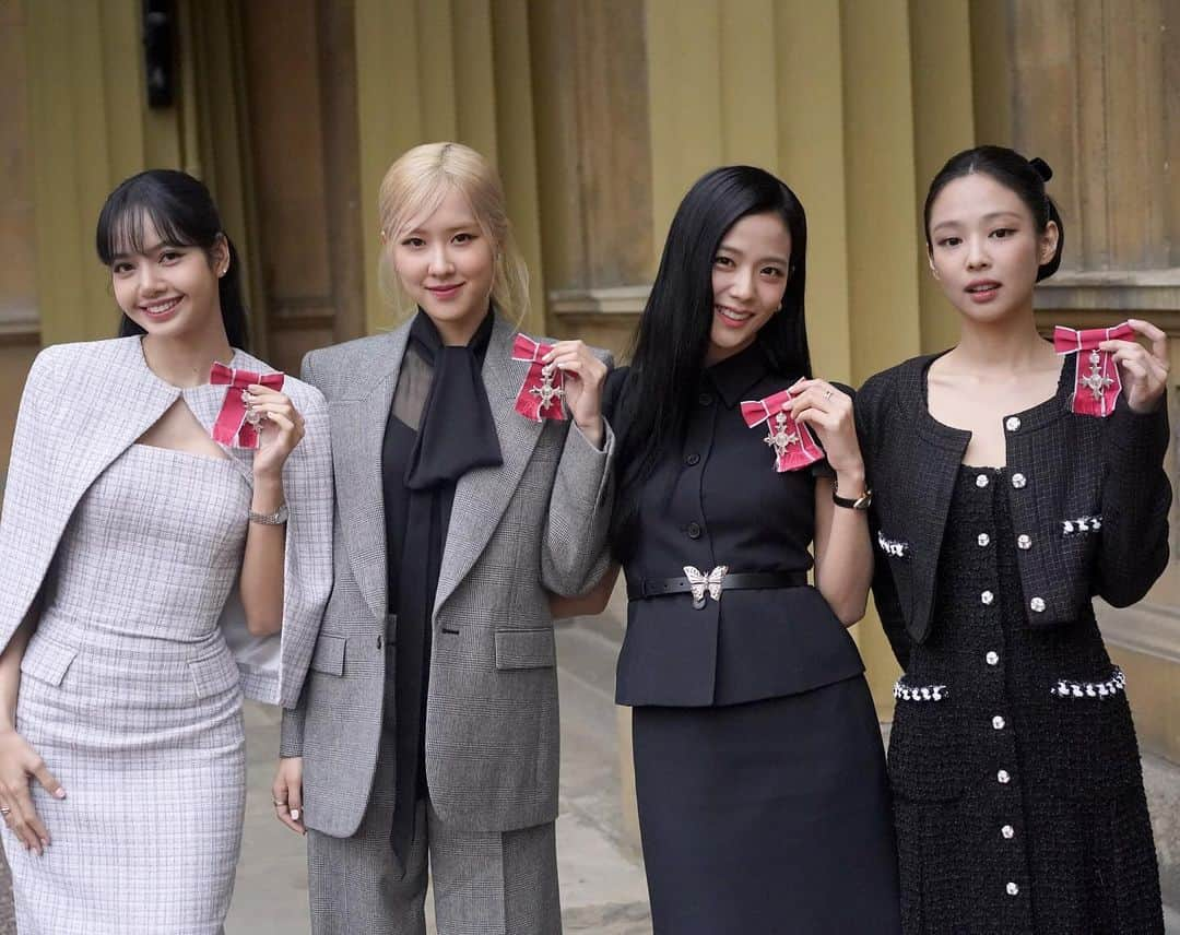 Just Jaredさんのインスタグラム写真 - (Just JaredInstagram)「The ladies of BLACKPINK were awarded honorary MBEs by King Charles during a visit to Buckingham Palace this week, alongside the President of South Korea, Yoon Suk Yeol, and his wife Kim Keon Hee. #BLACKPINK #Lisa #Rose #Jisoo #Jennie #KingCharles Photos: Getty」11月23日 8時58分 - justjared