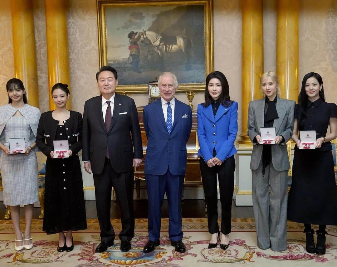 Just Jaredさんのインスタグラム写真 - (Just JaredInstagram)「The ladies of BLACKPINK were awarded honorary MBEs by King Charles during a visit to Buckingham Palace this week, alongside the President of South Korea, Yoon Suk Yeol, and his wife Kim Keon Hee. #BLACKPINK #Lisa #Rose #Jisoo #Jennie #KingCharles Photos: Getty」11月23日 8時58分 - justjared