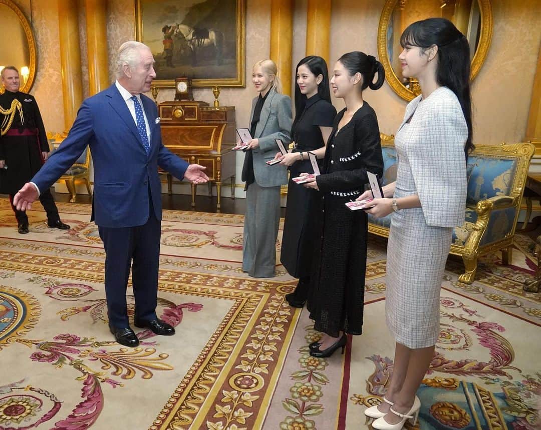 Just Jaredさんのインスタグラム写真 - (Just JaredInstagram)「The ladies of BLACKPINK were awarded honorary MBEs by King Charles during a visit to Buckingham Palace this week, alongside the President of South Korea, Yoon Suk Yeol, and his wife Kim Keon Hee. #BLACKPINK #Lisa #Rose #Jisoo #Jennie #KingCharles Photos: Getty」11月23日 8時58分 - justjared
