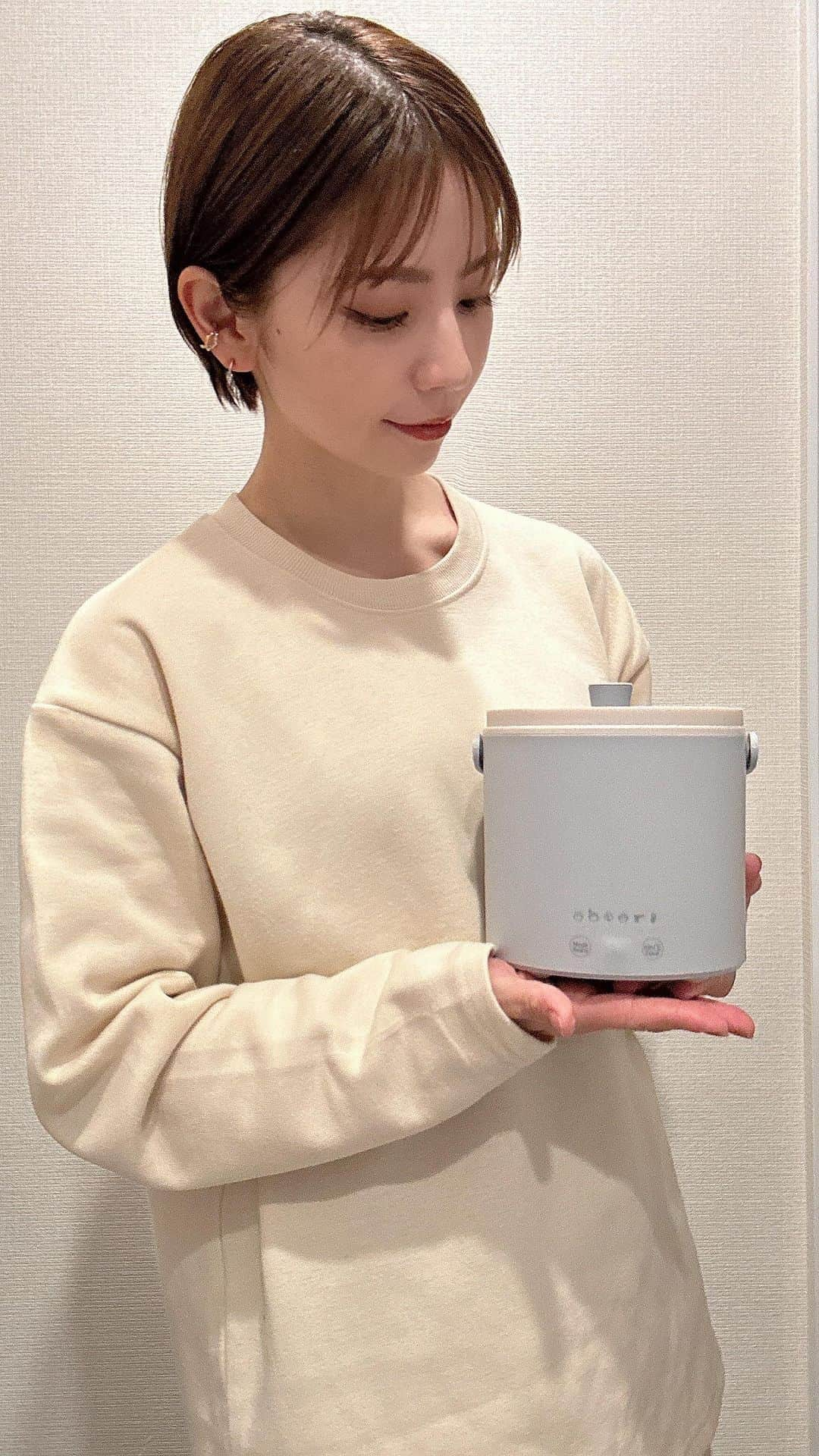 筒井愛実のインスタグラム：「． \ ほったらかしで温かい一品料理が完成 /  我が家の食卓ではエレコムの多機能調理なべ ☑︎ホッタラポット  が、最近とても活躍しています🍲  名前の通り 具材を入れてボタンを押して待つだけで 温かくて美味しい一品料理が完成するのです🧙🍜  本体の大きさは直径約14cm・重さは700g以下とコンパクトサイズだけど  1台で煮る・煮こむ・蒸す・炊飯・めん調理・低温調理の6つのモードで幅広い料理ができる優秀さ💯（専用の蒸し器もついてる）  公式サイトにレシピが載っているので、料理が苦手やわたしもそれを見て簡単に真似できるのが凄くありがたい...  ポトフを作ったときも野菜が柔らかく煮込まれていて、子どもも食べやすい固さだったのに感動🥕🥔  タイマーを使って予約調理も可能で、調理が終了すると自動的に保温モードに切り替わるのも助かる〜⏲️  サラダチキンも低温調理機能を使えば簡単だったし、しっとり柔らかく美味しく出来た✌︎  離乳食作りも出来るから忙しいママさんたちにも激推ししたい👩♡  商品の詳細は @elecom_cook をチェックしてね🔍 ． @elecomjp #PR #エレコムの調理家電 #エレコム女子 #エレコムつくレポ #エレコムといっしょ #ホッタラポット #育児 #離乳食づくり」