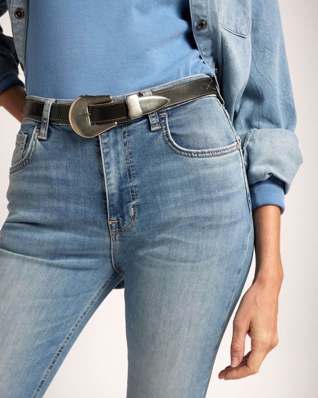 カレントエリオットのインスタグラム：「Cure the blues with some retail therapy. 40% off sitewide, happening now.」