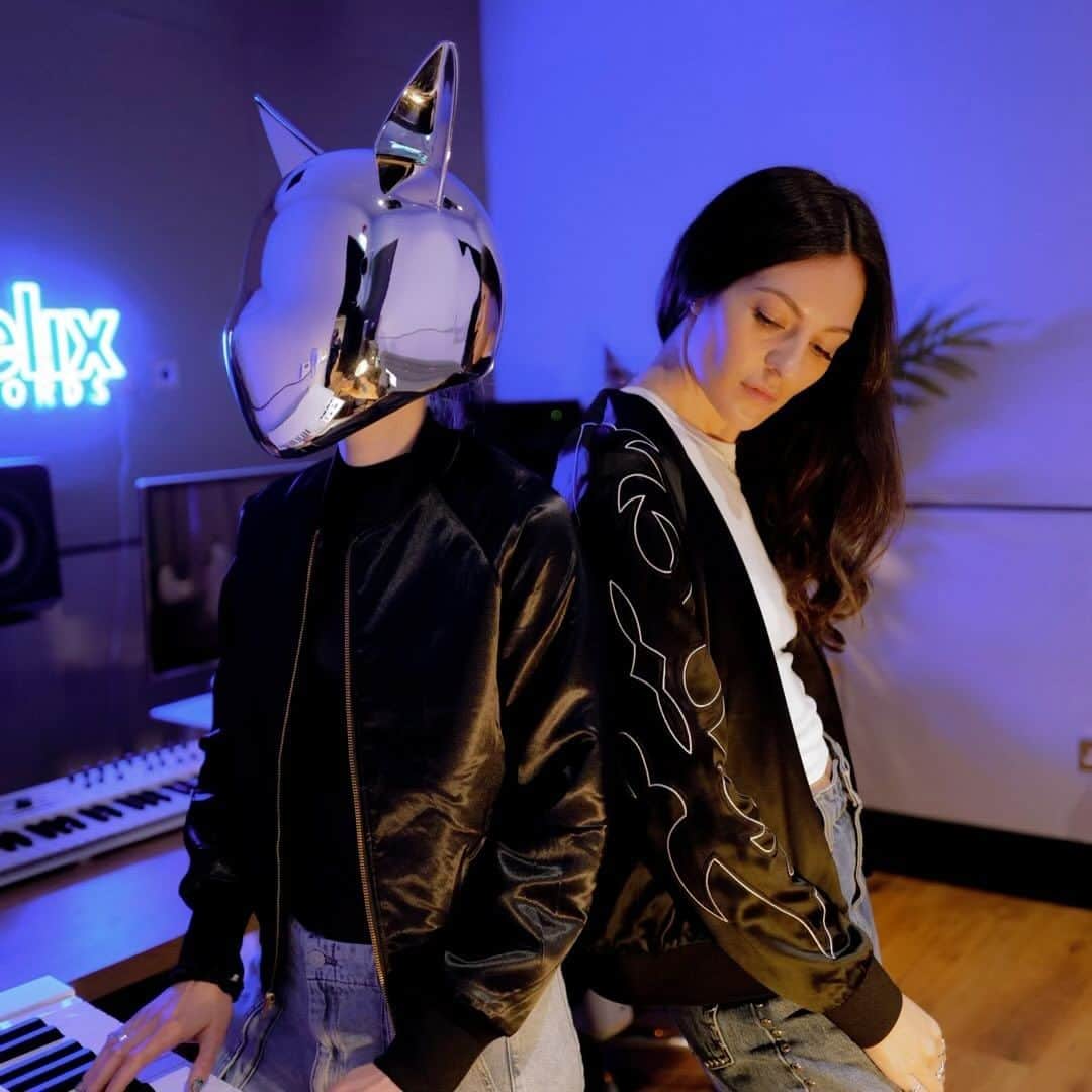 ギャランティスのインスタグラム：「NEW music is finally here!! 🍾🍾💥💥 DREAMERS this one’s for you 🙌🙌  🎧🤩LITTLE BIT YOURS - GALANTIS x HANNAH BOLEYN🤩🎧  Stream it, Share the love & let us know if you’re feeling it! ⬇️ 🙌🍾🎧🎧  #littlebityours」
