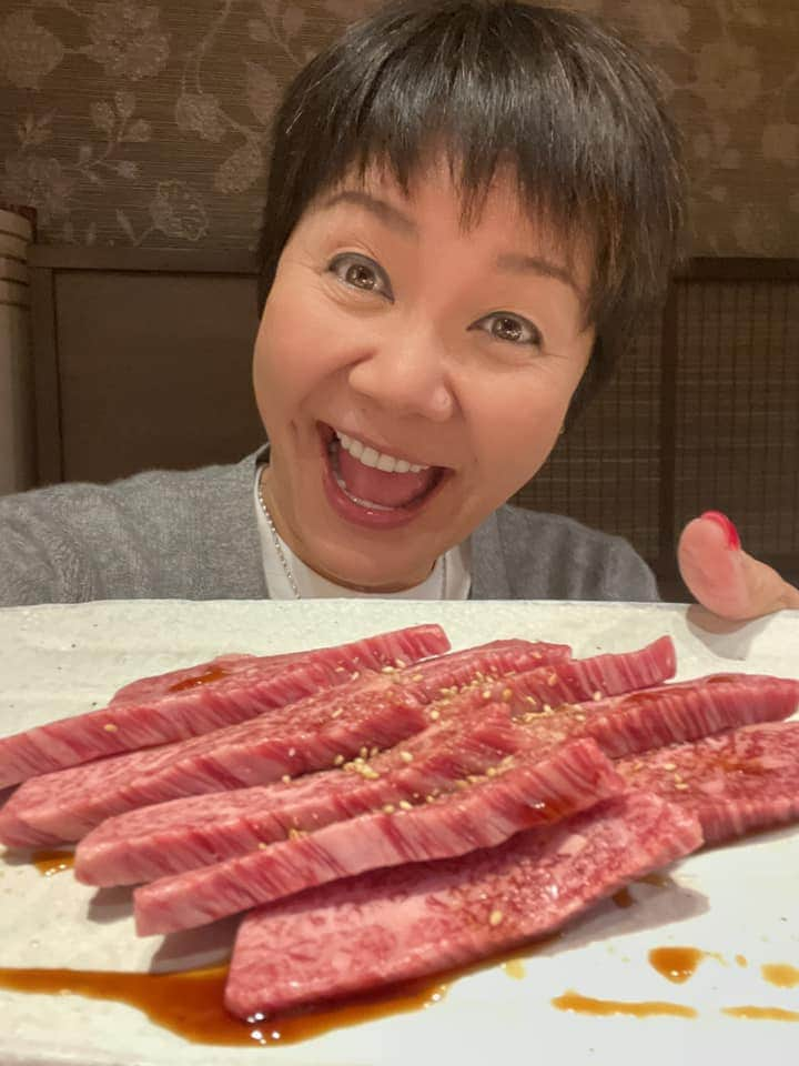 山本華世さんのインスタグラム写真 - (山本華世Instagram)「元気をつけよう‼️やっぱり肉‼️ 『ベンジャミンランチ』美味しかった❤️ もうすぐ40年の付き合いになります。 #警固グルメ  #ベンジャミンランチ #焼肉　 #自分にご褒美  #焼き肉 #元気になりたい  #勤労感謝の日」11月23日 9時02分 - kayo_092