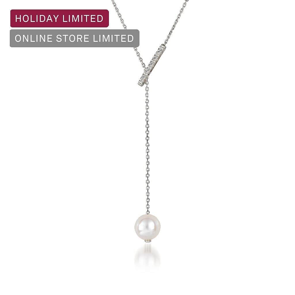 starjewelry_pressさんのインスタグラム写真 - (starjewelry_pressInstagram)「【11/23(木・祝) より 数量限定「HOLIDAY LIMITED」が発売！】 ホリディシーズンを盛り上げる数量限定商品「HOLIDAY LIMITED」が登場。 ラッキーモチーフで魅せる"ダイヤモンドネックレス"とスタイリングを楽しめる"ラリエットネックレス"の2種が揃います。 スペシャルパッケージでお包みする限定モデルはギフトにもぴったり！  ―DIAMOND&PEARL LARIAT NECKLACE / DIAMOND LARIAT NECKLACEー 自由に長さを調整しスタイリングを楽しめることで人気のラリエットネックレスがHOLIDAY LIMITEDとして登場。 ダイヤモンドをあしらった中央のバー部分でお好みのバランスに調整可能。 先端にアコヤパールが吊り下がる全長50cmのタイプと、"MOON SETTING"で留めたダイヤモンドが輝く45cmのタイプが揃います。 SV925にPt1000コーティングを施した素材でアコヤパールをあしらったオンラインストア限定も同時発売！(4.5枚目)  K10YG ダイヤモンド/パールラリエットネックレス￥49500 K10YG ダイヤモンドラリエットネックレス￥49500  SV925(Pt1000フィニッシュ) ダイヤモンド/パールラリエットネックレス￥27500（オンラインストア限定） ※数量限定・スペシャルパッケージ付き  【表参道ヒルズ店 スペシャルイベント開催！】 数量限定商品の発売に合わせて、11/23(木・祝)～26(日)の期間中、スタージュエリー表参道ヒルズ店にてスペシャルイベントを開催！ 店内にクラフトマンブースが登場し、人気のヘリンボーンネックレスやチェインの即日カスタマイズやスタージュエリーのメンバーズポイントがダブルになるスペシャルサービスをご用意いたします。 この特別な機会にぜひご来店ください。  #starjewelry #スタージュエリー #holidaylimited #lariat #lariatnecklace #necklace #ネックレス #ラリエットネックレス #diamond #ダイヤモンド #pearl #パール #クリスマスギフト #ご褒美ジュエリー #jewelry」11月23日 9時12分 - starjewelry_press