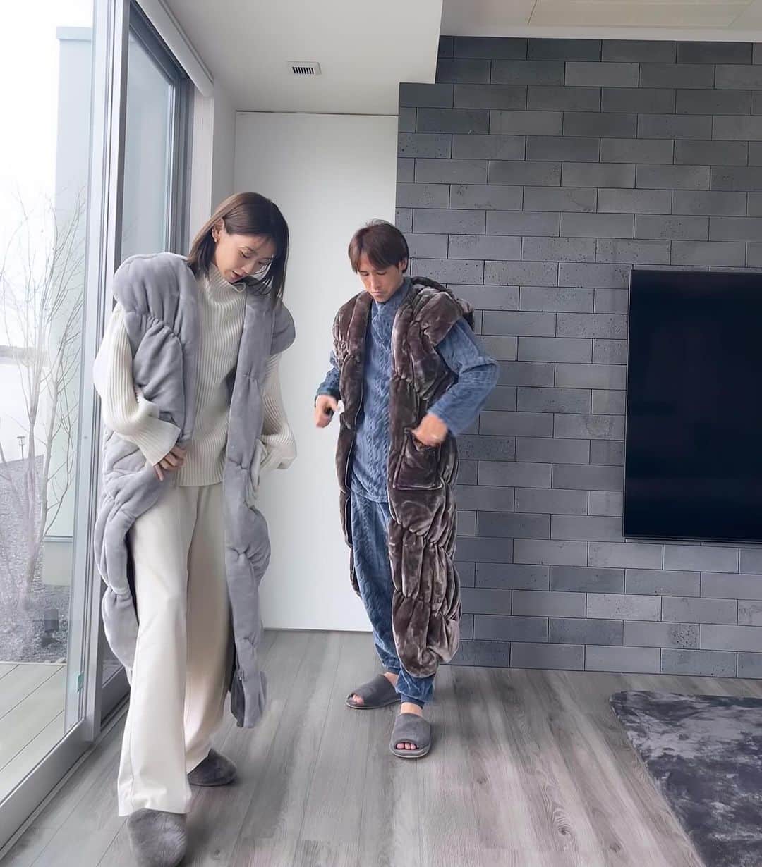 中村明花のインスタグラム：「. 『これ気になってたから買ってきたー』と、カインズの #羽織れるあったかロールクッション を夫が持って帰ってきてくれました╰(*´︶`*)╯ . 肌触りが気持ち良すぎのぬっくぬくでぽっぽか♡ 最高ーーーーーー！！！！ 寒がりの私は即手放せないものになりました。 . この冬のおうち時間は幸せに包まれて過ごせそうです♡ . . #これを着ていると気持ちよくていつも以上に娘が寄ってくる #あったかロールクッション」