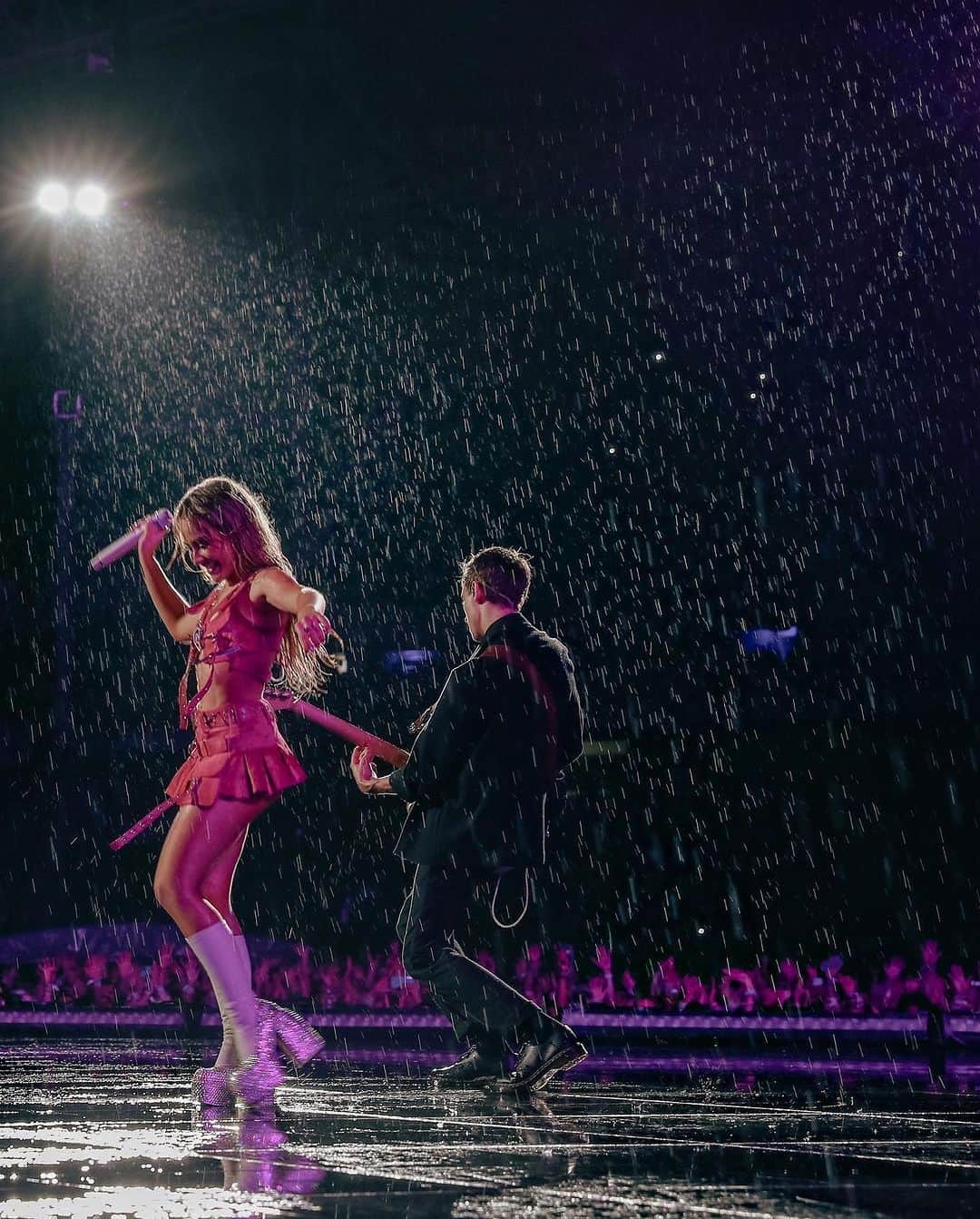 サブリナ・カーペンターさんのインスタグラム写真 - (サブリナ・カーペンターInstagram)「i loved singing in the rain with you Rio.  see you this weekend São Paulo💞」11月23日 9時08分 - sabrinacarpenter