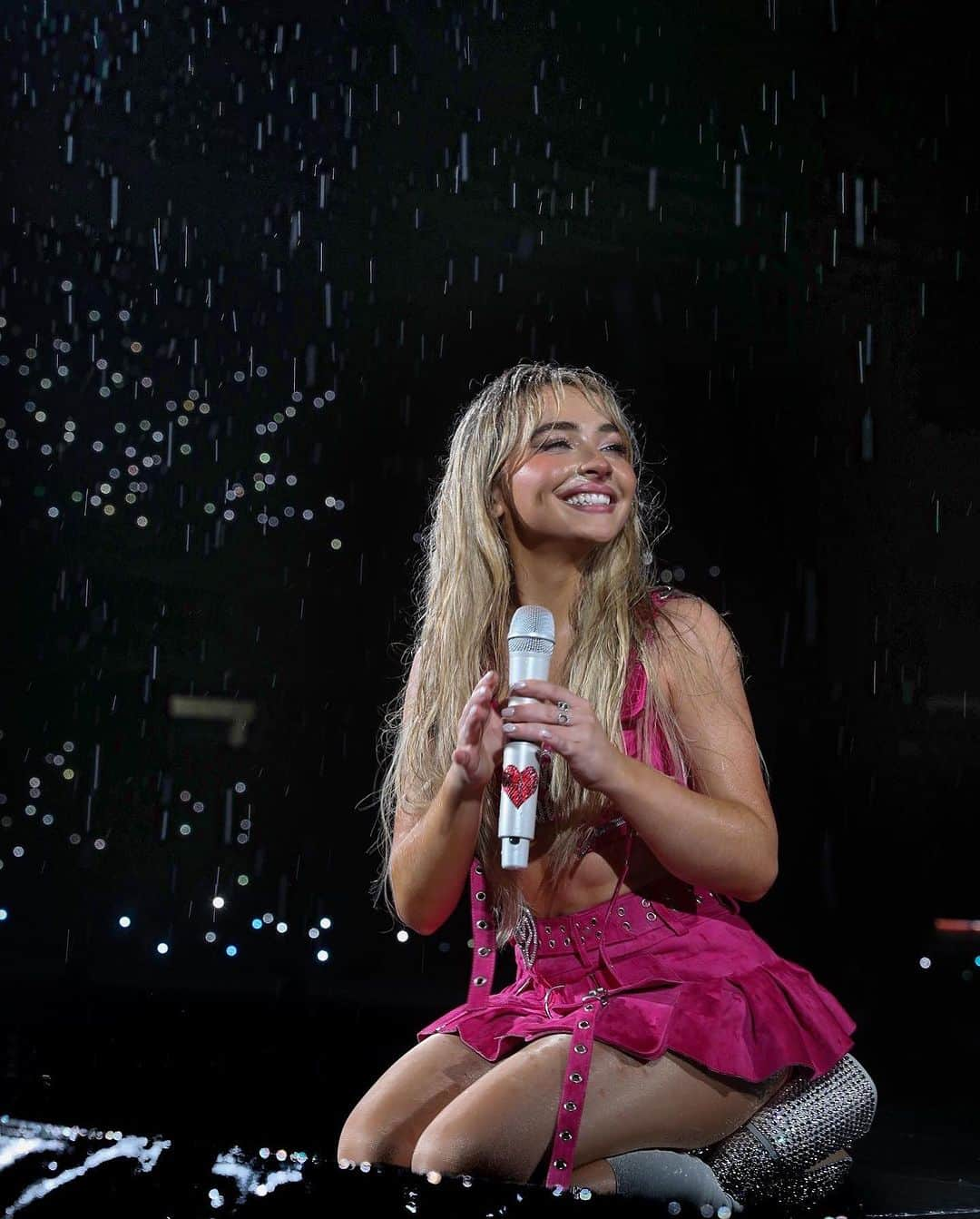 サブリナ・カーペンターさんのインスタグラム写真 - (サブリナ・カーペンターInstagram)「i loved singing in the rain with you Rio.  see you this weekend São Paulo💞」11月23日 9時08分 - sabrinacarpenter