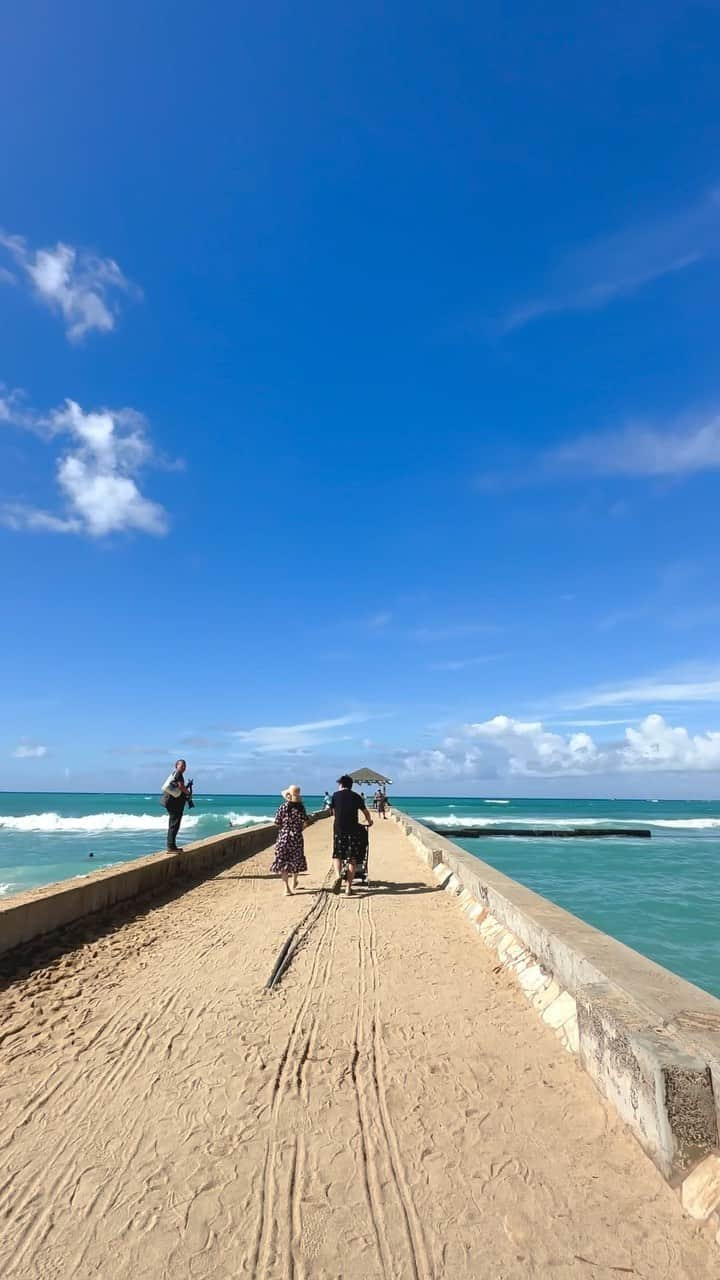 Belle Vie Hawaiiのインスタグラム：「久しぶりにワイキキウォールへ🌊  11月に入って朝晩はずいぶん涼しくなり お散歩するには絶好の季節です🌴🚶🏼🚶‍♀️  ＼＼ブラックフライデーセール／／ ベルヴィー店内全品15%オフ‼️ ワイキキの店頭、オンラインショップ同時開催中です💓 クーポンコード: BVBF23 セール期間:11月26日まで ※店頭ハワイ時間/WEB日本時間 ※WEB注文は上記クーポン使用で割引 ※定期購入・既存セール品除外  店頭営業時間: 10am-9pm 無休 店頭だけのお買い得商品も多数あり😃 詳しくは店頭でお尋ねください  Open Daily 10am-9pm Instagram in English @belleviehawaii.en  #waikikibeach  #hawaii #ワイキキビーチ  #ハワイ旅行  #撮影スポット  #ハワイの海  #ワイキキウォール #散歩日和」