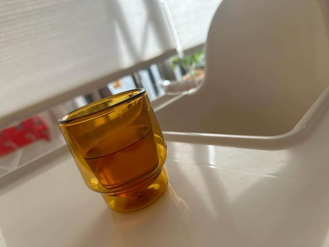 のインスタグラム：「#KEYUCA でグラスを新調。小物ひとつでとっても生活が明るくなるんだなぁ。お気に入りに囲まれる生活っていいよね。 子育てにばっかり追われていないでちょっと一息つくことを覚えるべきわたくし。  グラスっていつ変える？⤵︎ ︎投票してね💕︎」