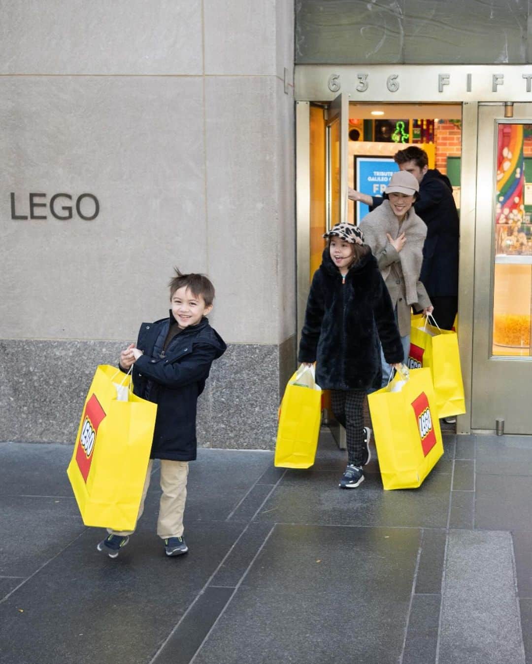 エヴァ・チェンさんのインスタグラム写真 - (エヴァ・チェンInstagram)「It's a little early for a "best moments of 2023" post but I can unequivocally say that holiday shopping in the @lego store Fifth Avenue will be the kids' top moment of… the decade? century? millennium? Thank you the LEGO Group for a magical morning! And New Yorkers, make sure to check out their LEGO store Snow Throw contest, an interactive snowball contest between the LEGO store London Leicester and LEGO store 5th Avenue New York… not to be competitive (ok, but yes it’s me) but we New Yorkers have to beat the London store!! #ad」11月23日 9時21分 - evachen212