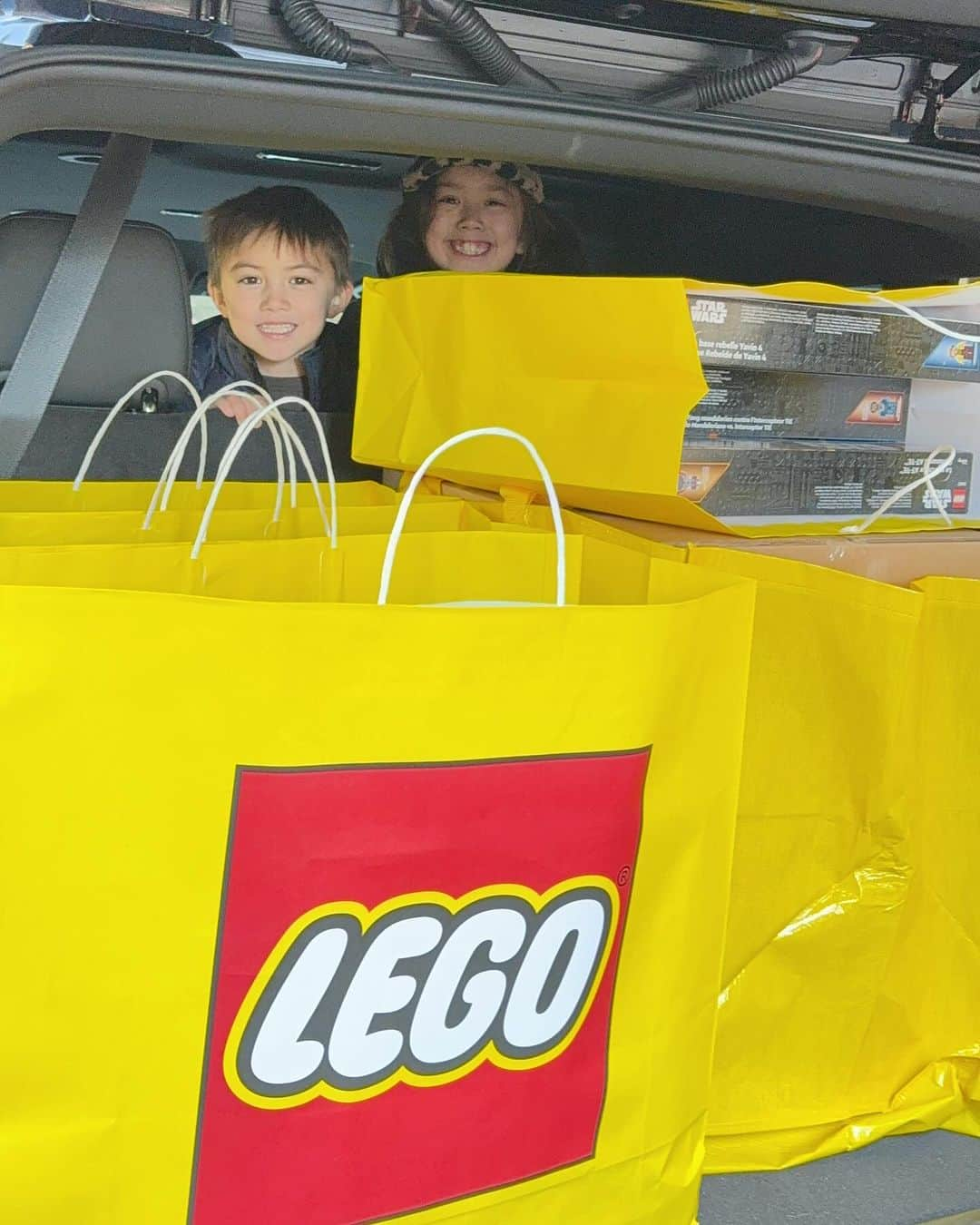 エヴァ・チェンのインスタグラム：「It's a little early for a "best moments of 2023" post but I can unequivocally say that holiday shopping in the @lego store Fifth Avenue will be the kids' top moment of… the decade? century? millennium? Thank you the LEGO Group for a magical morning! And New Yorkers, make sure to check out their LEGO store Snow Throw contest, an interactive snowball contest between the LEGO store London Leicester and LEGO store 5th Avenue New York… not to be competitive (ok, but yes it’s me) but we New Yorkers have to beat the London store!! #ad」