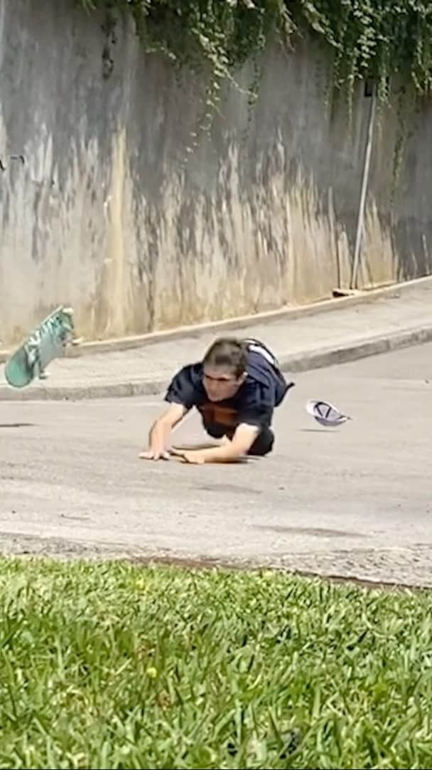 Hall Of Meatのインスタグラム：「If this was baseball, he would be sliding safely into home. ⚾️ But in skating, nowhere is safe! And home can’t save you.  Vid from @r4f43111」