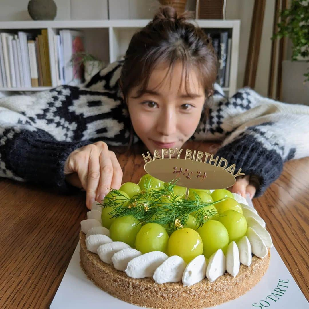 smartのインスタグラム：「𝑯𝒂𝒑𝒑𝒚 𝑩𝒊𝒓𝒕𝒉𝒅𝒂𝒚❤❤❤ 今日は、田中みな実さんのお誕生日🎂素敵な1年になりますように✨ 連載 #となりのみな実さん の撮影終わりで、ひと足お先にみんなでお祝いできました😙 smart loves minami-san 🫶❣️  #田中みな実 #となりのみな実さん #連載」