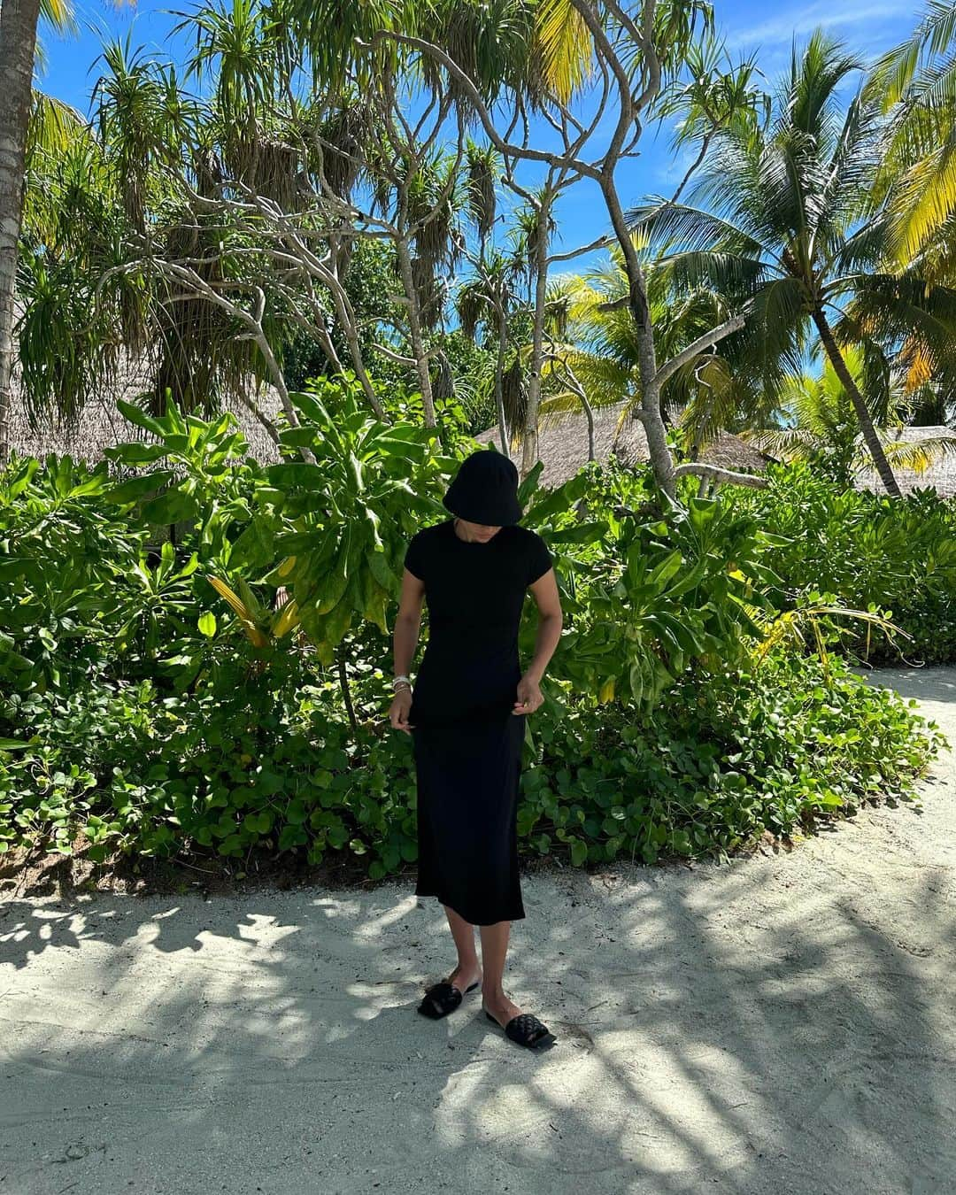 シャニーナ・シャイクさんのインスタグラム写真 - (シャニーナ・シャイクInstagram)「my last days of summer …. in a bucket hat 🫠🤍🌴」11月23日 0時27分 - shaninamshaik