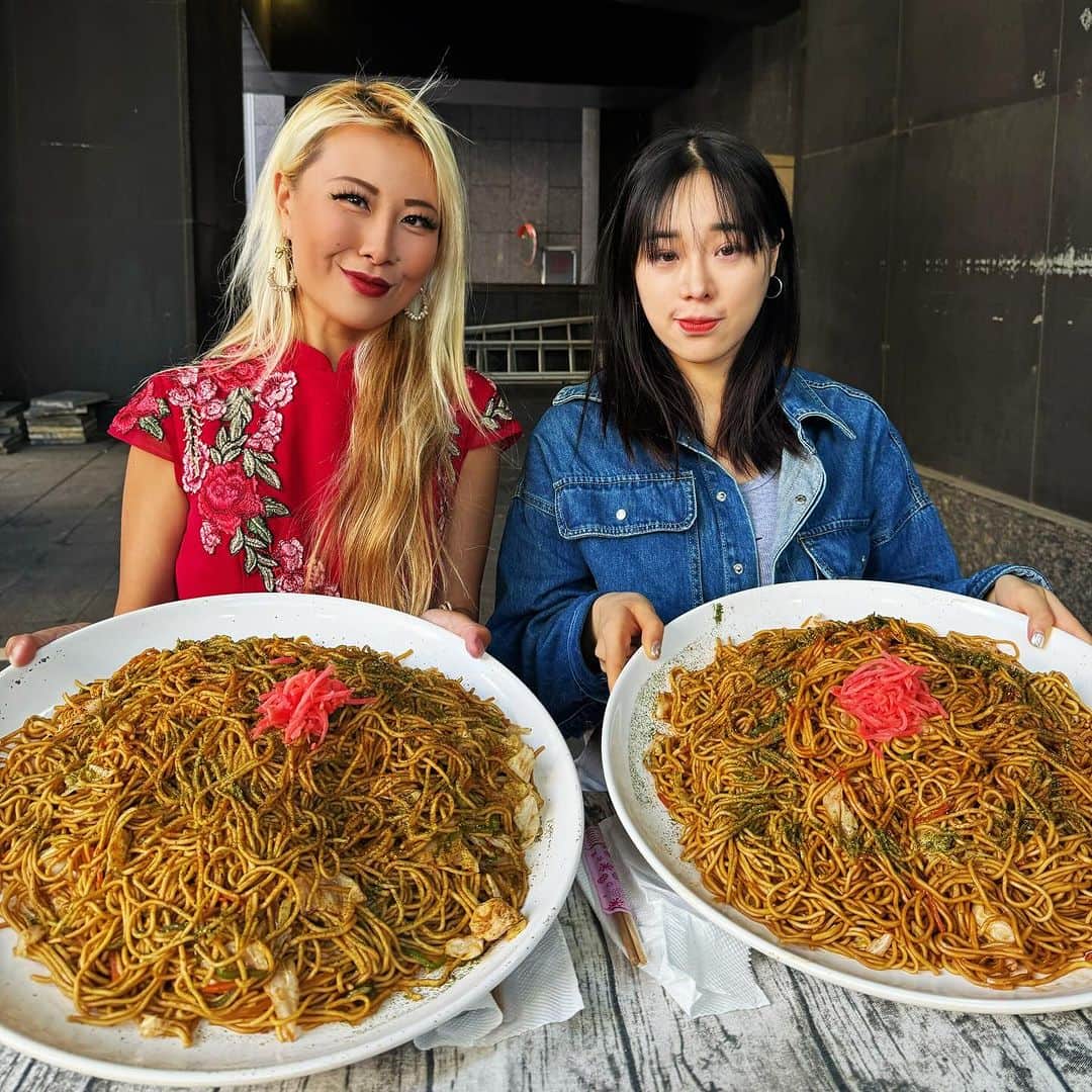 ライナ・ホワンのインスタグラム：「Just landed in Taiwan 🇹🇼 and we are starting off strong with a 8lb yakisoba challenge @tanuki66tanuki with my new friend @dicky870622 who is a food challenger here in Taiwan 🇹🇼🥰🥰🥰    This delicious tray of noodles has two time limits - 30 minute time limit: you get a free meal as well as $1000 Prize 🏆  45 minute time limit: you get meal free plus eternal glory ✨✨   How do y’all think we did? Stay tuned for the full video on YouTube and check out my friend @dicky870622」