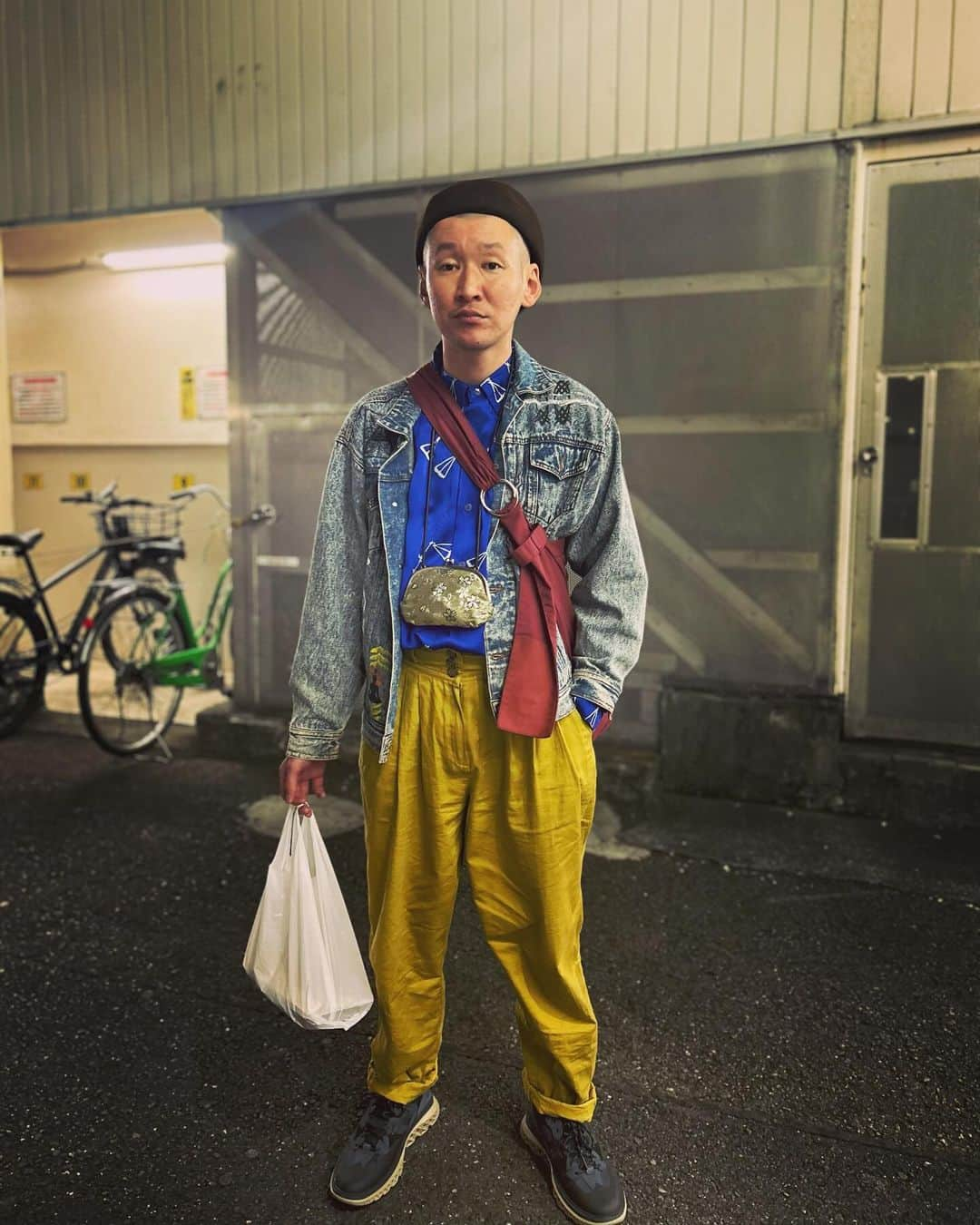 市川刺身さんのインスタグラム写真 - (市川刺身Instagram)「今日の服装。 渋谷でユニットコント稽古の日。  ウスノロで購入した青の天秤のシャツは色が綺麗で好き。 ハラノムシのデニムジャケット。 カラシ色のズボン。 山田帽子店で購入した帽子にお客様からプレゼントで頂いたしっかりした靴に金のがま口にyorozuのバッグ。  ユニットコント稽古終わりに高円寺に帰宅して撮りました。 手には大好きなケバブ弁当を持って明日は沼津なので早く寝よう。 ケバブ弁当ありがとう。  #今日着た服 #ファッション #古着 #高円寺 #ケバブ」11月23日 0時23分 - soitsudoitsu