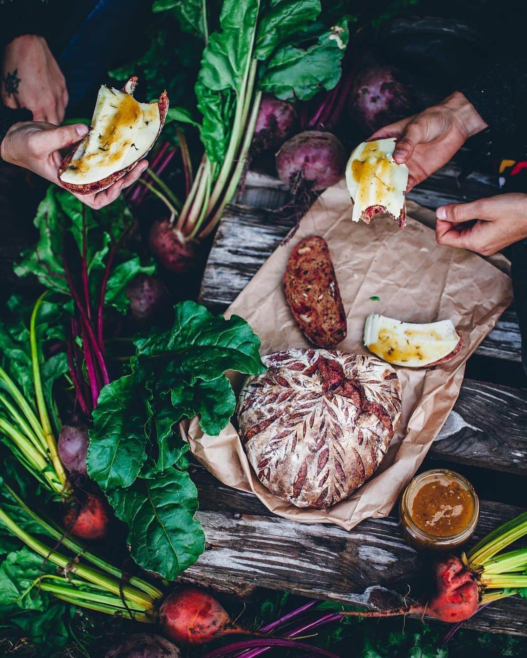 Linda Lomelinoさんのインスタグラム写真 - (Linda LomelinoInstagram)「Beetroot buns with blackberry filling, beetroot bread and dandelion marmalade 💜 Some shots I’ve never shared from @myfeldt’s ”Rullrån & tankebrus”」11月23日 0時23分 - linda_lomelino