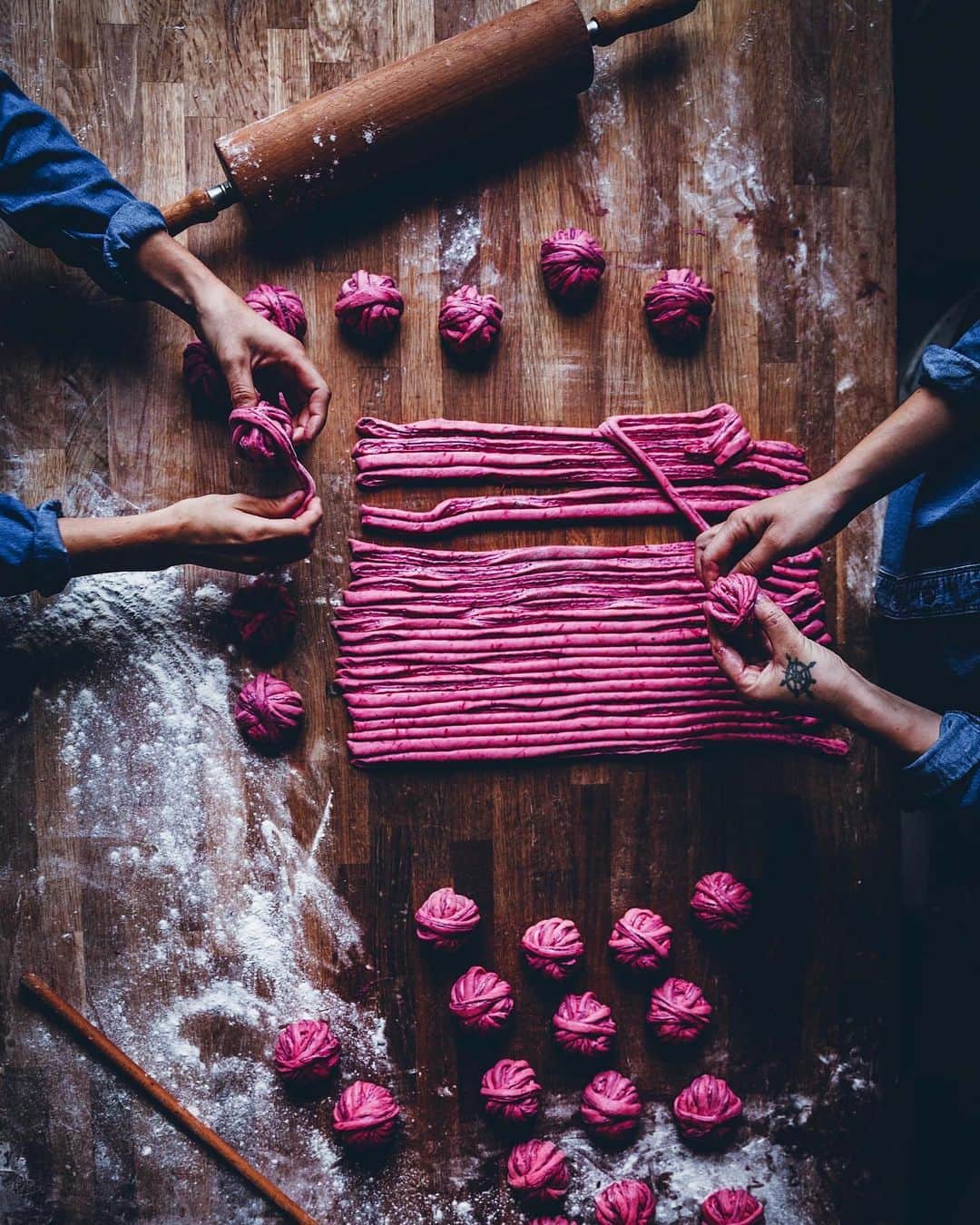 Linda Lomelinoさんのインスタグラム写真 - (Linda LomelinoInstagram)「Beetroot buns with blackberry filling, beetroot bread and dandelion marmalade 💜 Some shots I’ve never shared from @myfeldt’s ”Rullrån & tankebrus”」11月23日 0時23分 - linda_lomelino