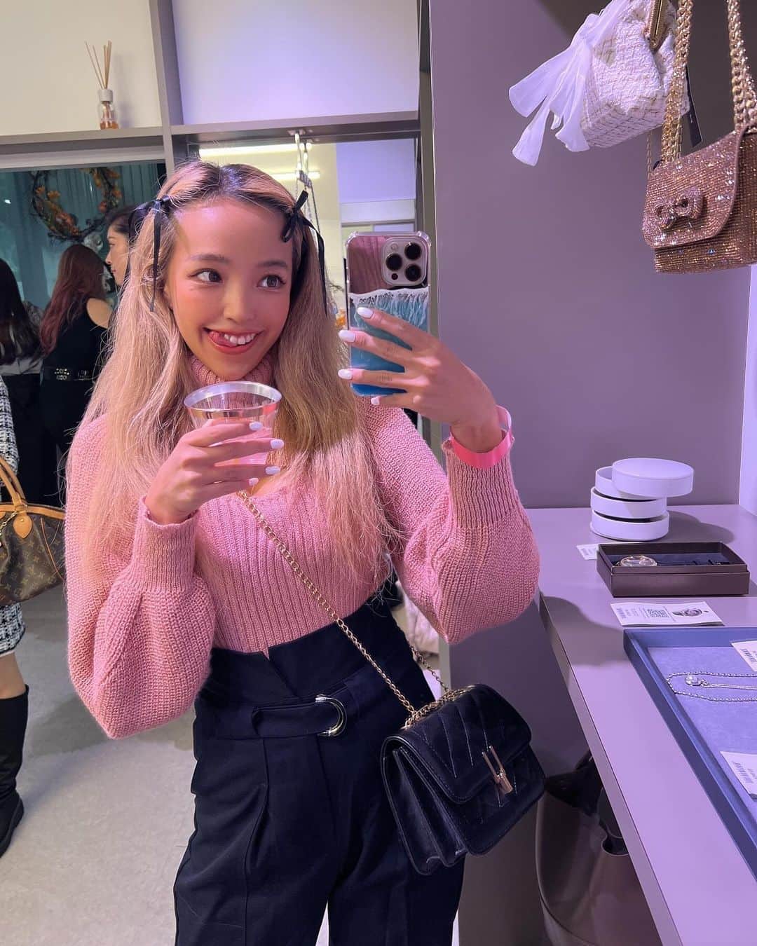 ユミ のインスタグラム：「reception party  outfit🤍💖🎀🫱🏻‍🫲🏼  全身 @shein_japan  @sheinofficial   Tops カットアウトタートルネック Coral Pink /  XS(JP-M) : sw2209287829277037  Bottoms  FRIFLEベルトスーツパンツ ネイビーブルー /  S(JP-S)  : sz2306306586954588  hair クリップリボン  Black / 4個セット : sc2308060335341741  Bag  キルティングチェーンショルダー Black : swbag18210525076  ポワン袖に胸のデザインも可愛いtops💞 柔らかく軽めのニットで重くなく、 チクチクもしないから 首元も気にならない☺️🤍 上品さも忘れないスーパーウーマンになれる🫱🏻‍🫲🏼💖🥰  ボトムはカジュアルすぎないシーンにも すごく良き◎シルエットもキレイ🥺✨   バッグは愛用歴長い戦士🖤🩶 ほんと可愛くて使いやすい❤️‍🔥  リボンはトレンドのほっそい 紐長チョロチョロタイプ🎀 めちゃめちゃ可愛くて、 クリップも小さくて目立たないから大優勝🏆  SHEINは11月27日まで、 BLACK FRIDAYセール 開催してるよ〜🎉🖤✨🫱🏻‍🫲🏼  SHEIN30万点以上の人気アイテムが 限定値下げ！！！🥹 最大90%OFFのアイテムもあるよ～🥰🥰🥰    試すたび、好きが見つかる 届くたび、好きが増えてく。 We love you🥰😍 @sheinofficial @shein_japan      クーポンコード： 23BF41 ※0-5999円で15%オフ,  6000円以上のご購入で20％オフ 利用期限:2023年11月10日〜2023年12月31日 ※SHEINアカウント１つにつき 三回までクーポンご利用できるよ✨🙋🏼‍♀️   #SHEINblackfriday  #SHEINGoodFinds  #SHEIN購入品 #BeSHEINモデル #SHEINforAll #loveshein  #ad #saveinstyle #pr」