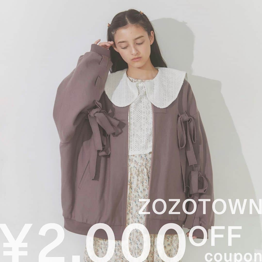 merry jennyのインスタグラム：「【ZOZOTOWN ¥2,000OFF COUPON】 ㅤㅤㅤㅤㅤㅤㅤㅤㅤㅤㅤㅤㅤ  11/23(thu) 24時間限定 ¥2,000OFF クーポン発行中！ ㅤㅤㅤㅤㅤㅤㅤㅤㅤㅤㅤㅤㅤ 新作・予約itemもおトクに…♡ ㅤㅤㅤㅤㅤㅤㅤㅤㅤㅤㅤㅤㅤ ストーリーから⇨ @merryjenny_instagram  ぜひcheckして下さいね♡  〇 リボンブルゾン col : blue / pink / black ¥ 18,700 → ¥ 16,700 (tax in)ㅤㅤㅤㅤㅤㅤㅤㅤㅤㅤㅤㅤ ※web先行販売    #merryjenny#メリージェニー #2023aw #autumn #dreamwell #ZOZOTOWN #salesalesale」