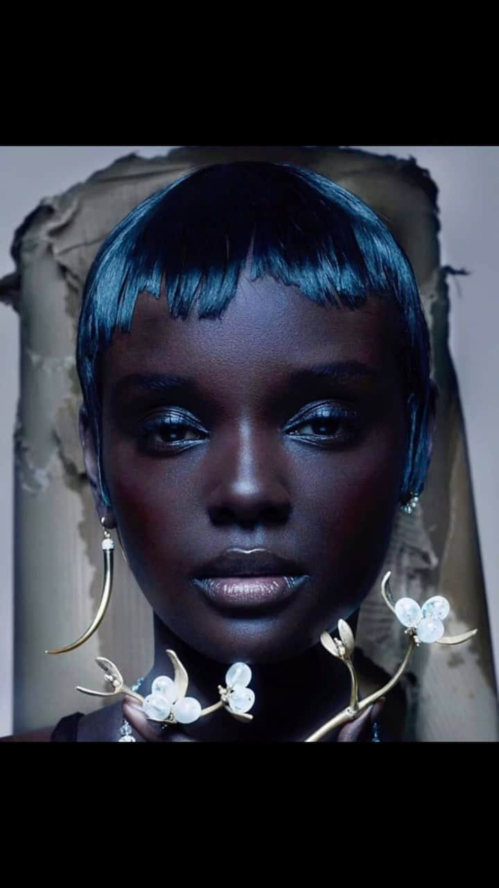 ValGarlandのインスタグラム：「Serving Style 🤍🤍🤍  Major moment with @nick_knight @duckiethot for  for @carolwoolton fine jewellery story in @britishvogue  Creative director @edward_enninful  Set by @tomotattle  Hair by @sammcknight1  Make up @thevalgarland Nails @mariannewman  Assisting @robrusling123 and @thomasalexanderphoto  Production @liberteproductions   Huge thanks to all involved 🖤  #wednesdaymotivation #beauty #britishvogue #valgarland #dingdong」