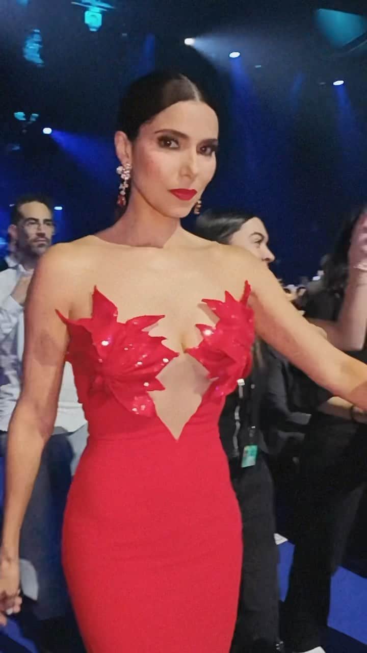 ロゼリン・サンチェスのインスタグラム：「The energy of the @latingrammys is so unique and special! Truly something I love being a part of! As always, GRACIAS @univision and @ignaciomeyer22 for making me a part of the family 🙏  Thanks @philippeuter and my entire team @bbellabymillie @paulanthonylove @geraldstylist @gabyrougestyle @joebonillaoficial @germanlegarreta  @joseaalvm1  Por todo ❤️  My looks… OMG! Love!!! @LeThanHoa_official @jimmychoo  @anabelachan  @michaelcostello  @femme_la  @dolongofficial  @aquazzura」