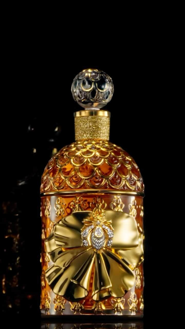 ゲランのインスタグラム：「Imagine Guerlain 2023 Millesime.  Reinterpreted this year by jeweller Begüm Khan, Guerlain’s iconic Bee Bottle is adorned with an imperial bee studded with gems, placed at the heart of a radiant flower cast in 24-carat gold-plated bronze. The essence of Parisian luxury. — #GuerlainXBegümKhan #GuerlainGift #BeelieveInFantasy #FragranceCollection #HolidayCollection #SavoirFaire #IconicPerfume」