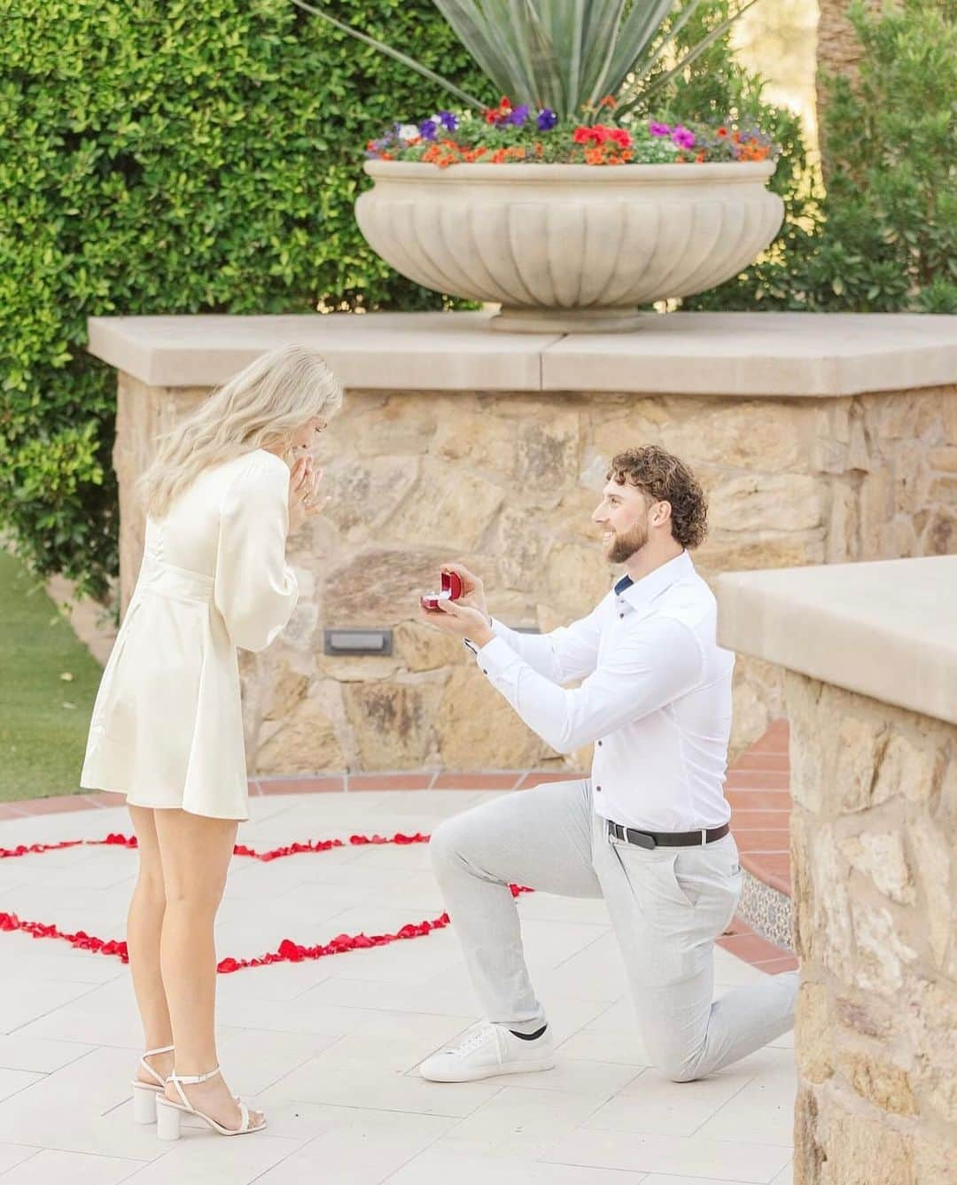 カンザスシティ・ロイヤルズのインスタグラム：「She said yes! Congratulations, Alec and Makenna! 💙  (IG: @alecmarsh8)」