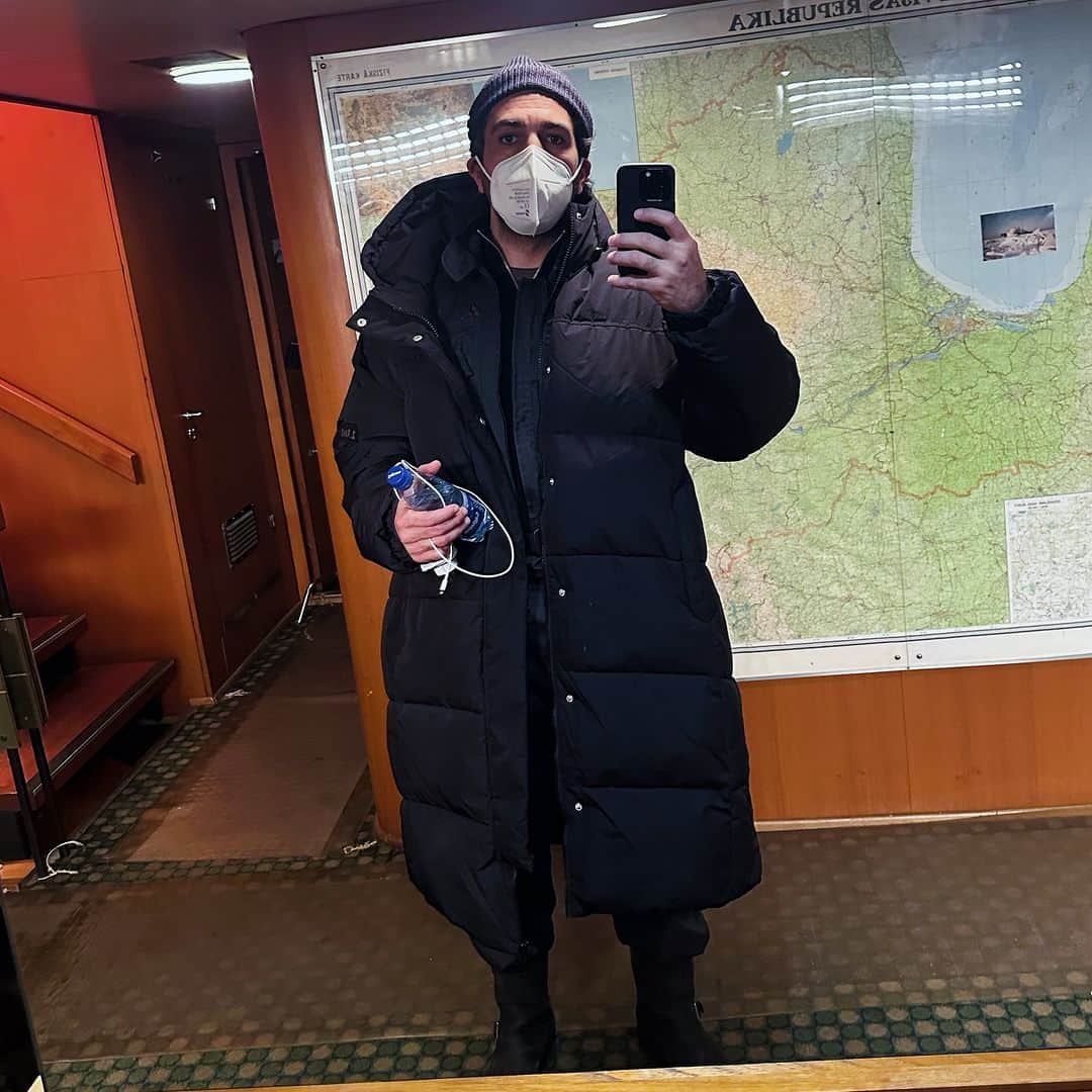 エリヤス・エンバレクのインスタグラム：「It’s this time of the year again🥲Grüsse vom Set, bleibt gesund😷」