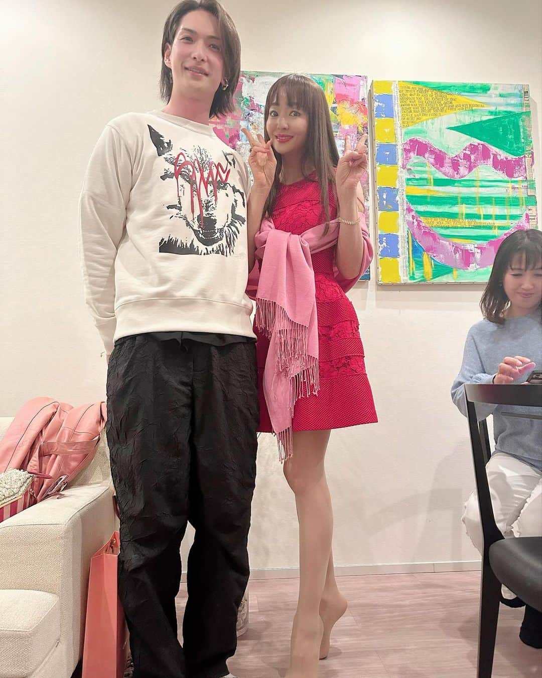 神田うのさんのインスタグラム写真 - (神田うのInstagram)「ポップコーン会（絵美さん会）で初めてお会いした両手で描く過程を動画で見せる手法を用いた画家👩‍🎨現代アーティストの小野裕人さんと💕 @yuuto0514   なんと‼️昨年出版させて頂いた『うの•AYAわがままBodyトレーニング』📕で私（とAYA先生の）絵を（お仕事で）描いて下さっており‼️ご縁を感じました☺️  裕人さんのお人柄だけでなく、アート活動を通じ犬猫保護シェルターへご寄付活動などもされていらっしゃってとても好感が持てました☺️  そして久々にこんなに背の高い方に会ったなとwww 並ぶとUNO（168㎝）がおチビに見えますwww 背伸びしてもこの身長差ですからずいぶんご成長されたのですね〜🤣www  身長だけでなく今後の裕人さんの益々のご成長にも期待しております☺️ 売り上げ全額寄付のカレンダーもありがとうございました🎁☺️  楽しかった様子はまた次の記事でご報告させて頂きますね☺️  #画家#現代アーティスト#小野裕人 さん#高身長アーティスト#ポップコーン会#絵美さん会#実はお仕事していた#だからお会い出来て良かった#神田うの#unokanda」11月23日 0時38分 - unokandaofficial