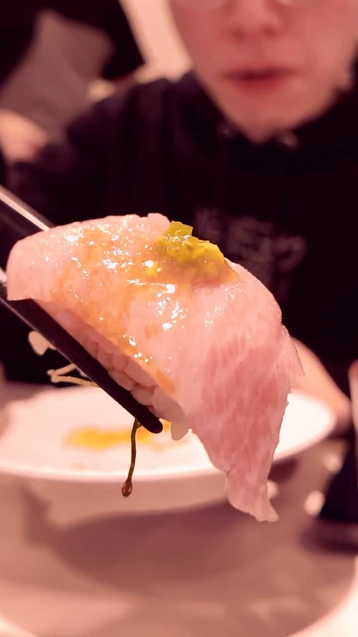 ケンティー健人のインスタグラム：「Conveyor belt Sushi in Japan 🍣 #food」