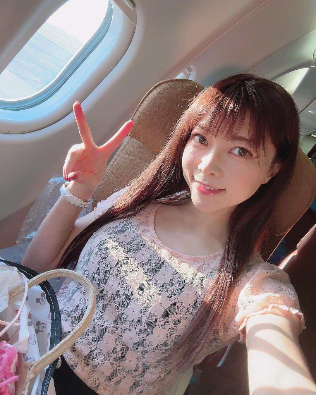 DJ MIYAのインスタグラム：「やっほ♡バリ島に今日から滞在していまぁぁあす💓 ガルーダ・インドネシア航空で成田空港からデンパサール空港（DSP）に7時間半くらいで到着♡バリ島には初めて来たよぉ感激♡  めっちゃ機内で爆睡しててあわててメイクした笑  いい香り💐💐  ガルーダインドネシア航空すごい良かったー。 靴下とか歯ブラシまでサービスありました♡  機内食は13時ころでて  インドネシア料理が売り切れでJapanese meal! 嬉しかったのがアルコールがエコノミーなのにcomplimentでいただけました〜。聞いてみるもんですね(^○^)  白ワイン美味しかった*\(^o^)/* アルコールメニューは　ウィスキー、赤ワイン、白ワインでした⭐︎  人形焼がプレートに乗っていてめっちゃ面白い💗  そのあとは15:30頃 飲み物とスーパーカップがでたよーぉ笑  ✈️GA881便♥️  機材:Airbus330-300  Skyteam:ANAマイレージ貯まります♡（checkinした時にカウンターで聞いたらokayでした）  date:22.Nov.2023  #ガルーダインドネシア航空 #GarudaIndonesia #インドネシア #航空会社 #海外旅行 #東南アジア #GA881  #インドネシア女子旅 #旅行記 #タビジョ #旅好き #旅行  #旅好き女子 #トラベラー  #女子旅#トリップアドバイザー　#トラベルインフルエンサー #タビジョ#インフルエンサー #インスタグラマー #旅行記 #国際便 #空の旅 #飛行機 #旅インフルエンサー #旅インスタグラマー #成田空港 #エアバス330 #Airbus330 #バリ旅行記 #バリ島   #マイトリップMIYA」