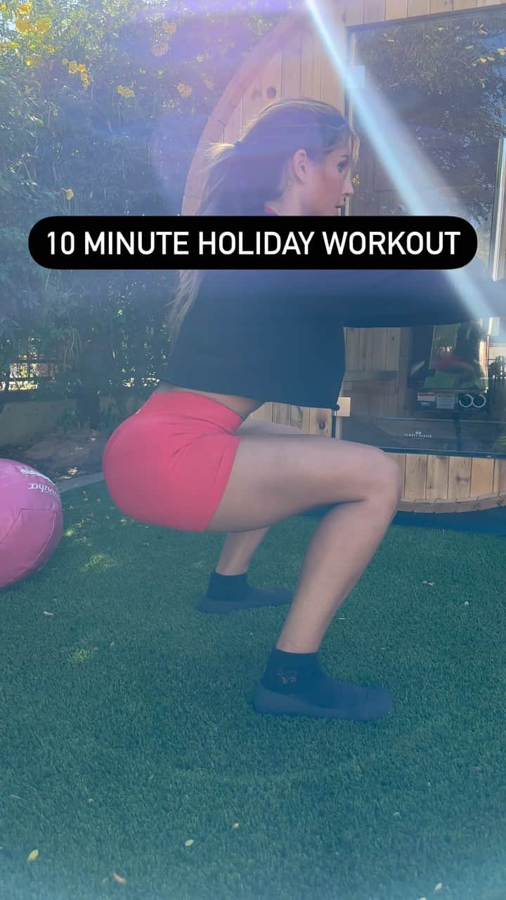 Alexia Clarkのインスタグラム：「10 Minute holiday workout and this is a sneak peek 🫣 into my 4 WEEK SHRED CHALLENGE!  This workout is only 10 minutes and will light your entire body on FIRE!   1. Squat hold: 40 seconds  2. Wall high knees: 20 seconds  3. Burpee knee slam: 40 seconds  4. Plank hip dips: 20 seconds  5 rounds  Try to take ZERO rest between each exercise and round!   #fullbodyworkout #shred #holidayworkout」