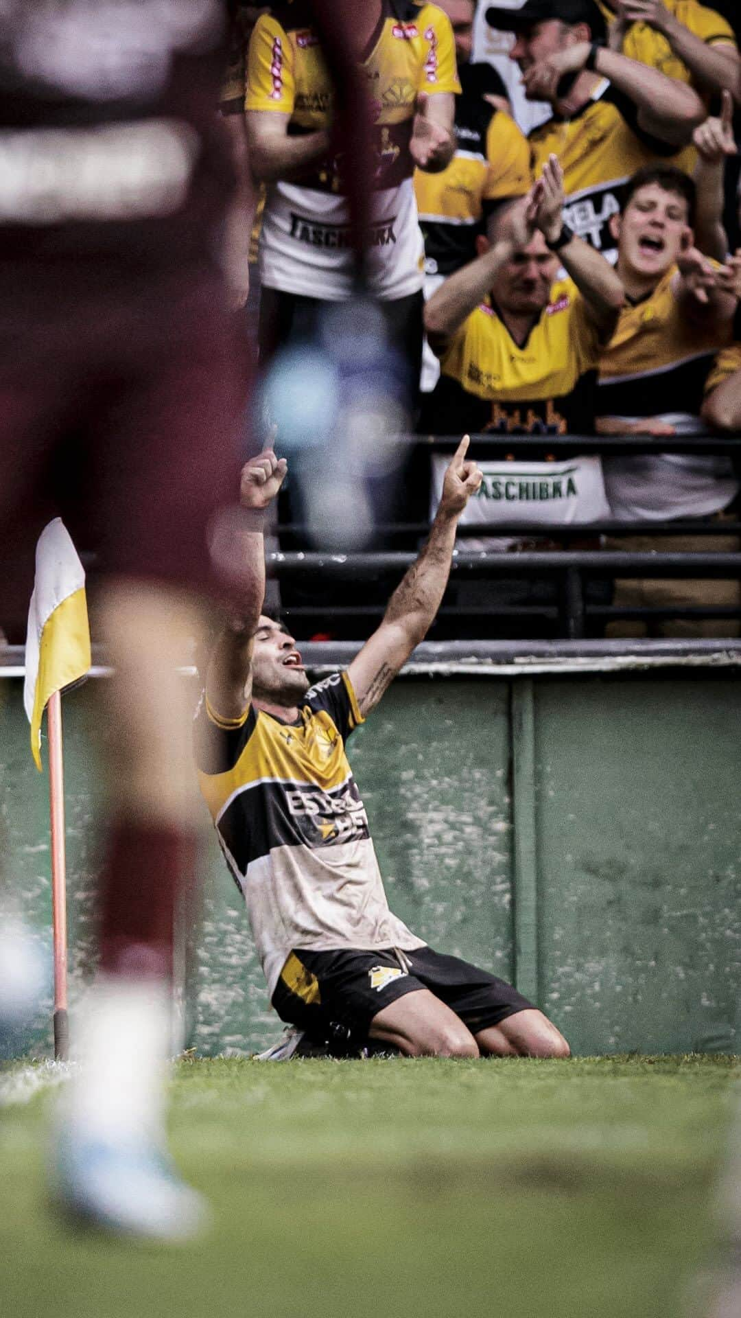 エデル・チタディン・マルティンスのインスタグラム：「Da arquibancada pro campo, esse roteiro não poderia ser mais lindo. Sonhos não têm idade 💛🖤  📸 @sebenello_ 🎬 @ligaagencia」