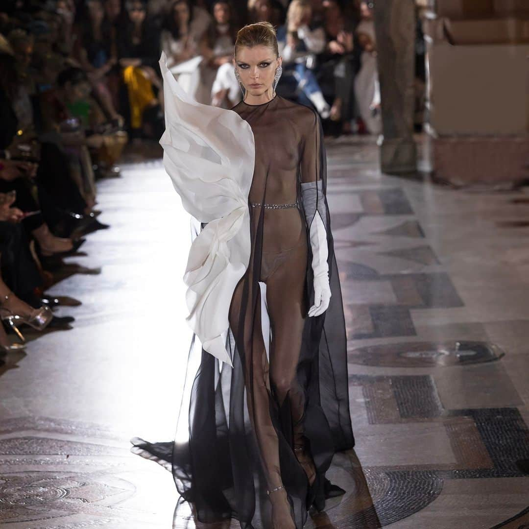 ステファンローランのインスタグラム：「Black chiffon caftan with white gazar flames and "diamond" belt.   #StephaneRolland #HauteCouture #FW23」