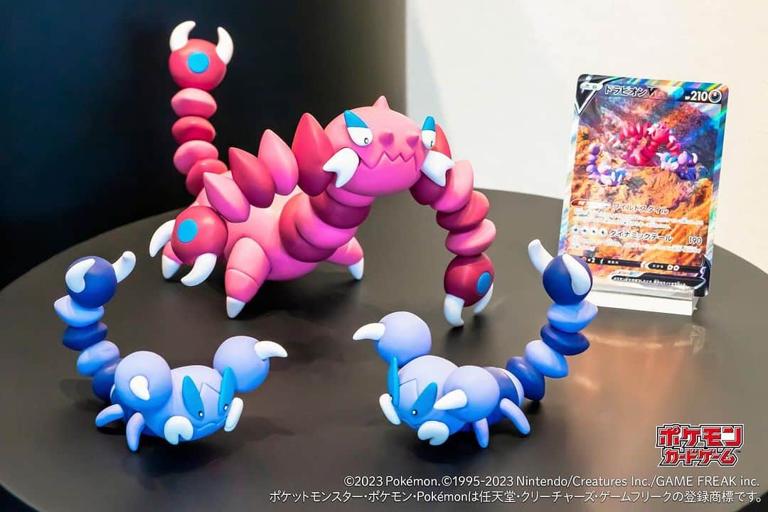 森井ユカのインスタグラム：「②8月に開催したポケモン粘土アート展の公式写真です。 南米のチャンピオンが来てバトルが始まったぞ、国境を越えるカードゲーム！　そしてポケモンカードの仕事をしている友人たちも来てくれました、ありがとう😊  ②I held a Pokemon clay art exhibition in Tokyo. These are official photos.  One day comes the champion of South America, Games cross  borders. and my Pokemon friends also came. Thank you!  #yukapoke #手からうまれたポケモンたち2 #ポケモンカードゲーム #ポケモンカード #pokemoncard」