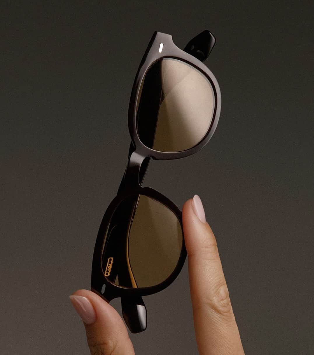 オリバーピープルズのインスタグラム：「N.01 in Kuri Brown + Dusk Beach. ⁠ 0̷nly by #OliverPeoples.」