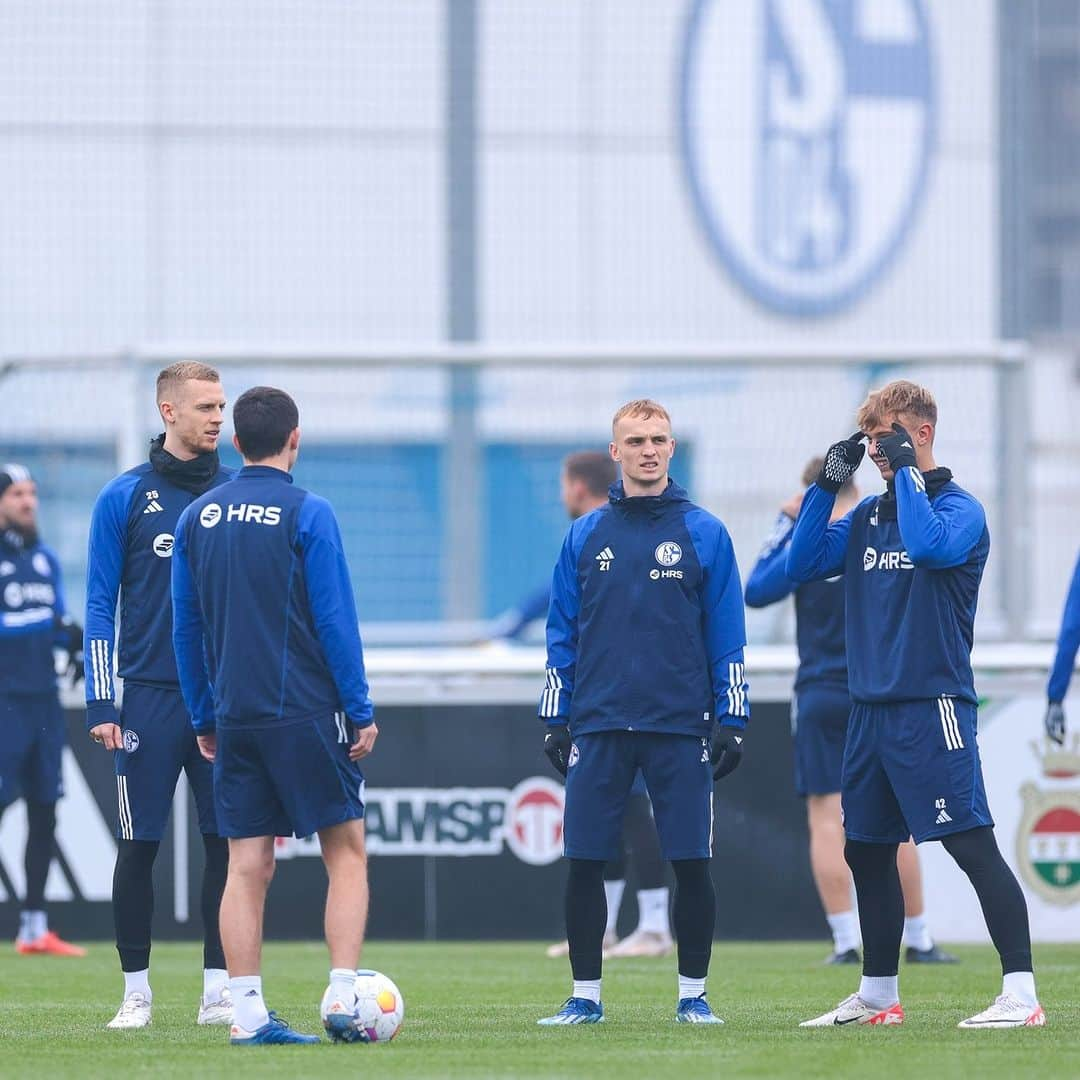 シャルケ04のインスタグラム：「Caption this ⬆️ ✍️ . . . #S04 #Schalke04 #Training #Caption #Knappen #Königsblau #EinLebenLang #🔵⚪」