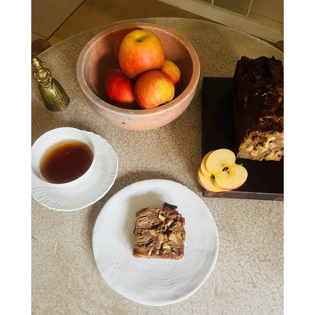 journaleatripのインスタグラム：「・ ・ midnight apple cake  とてもいい時間の流れの使い方な1日 眠りたくなく夜中にケーキを焼く  #めをつぶってでも作れる #りんごだらけのケーキ #消えないレシピ」