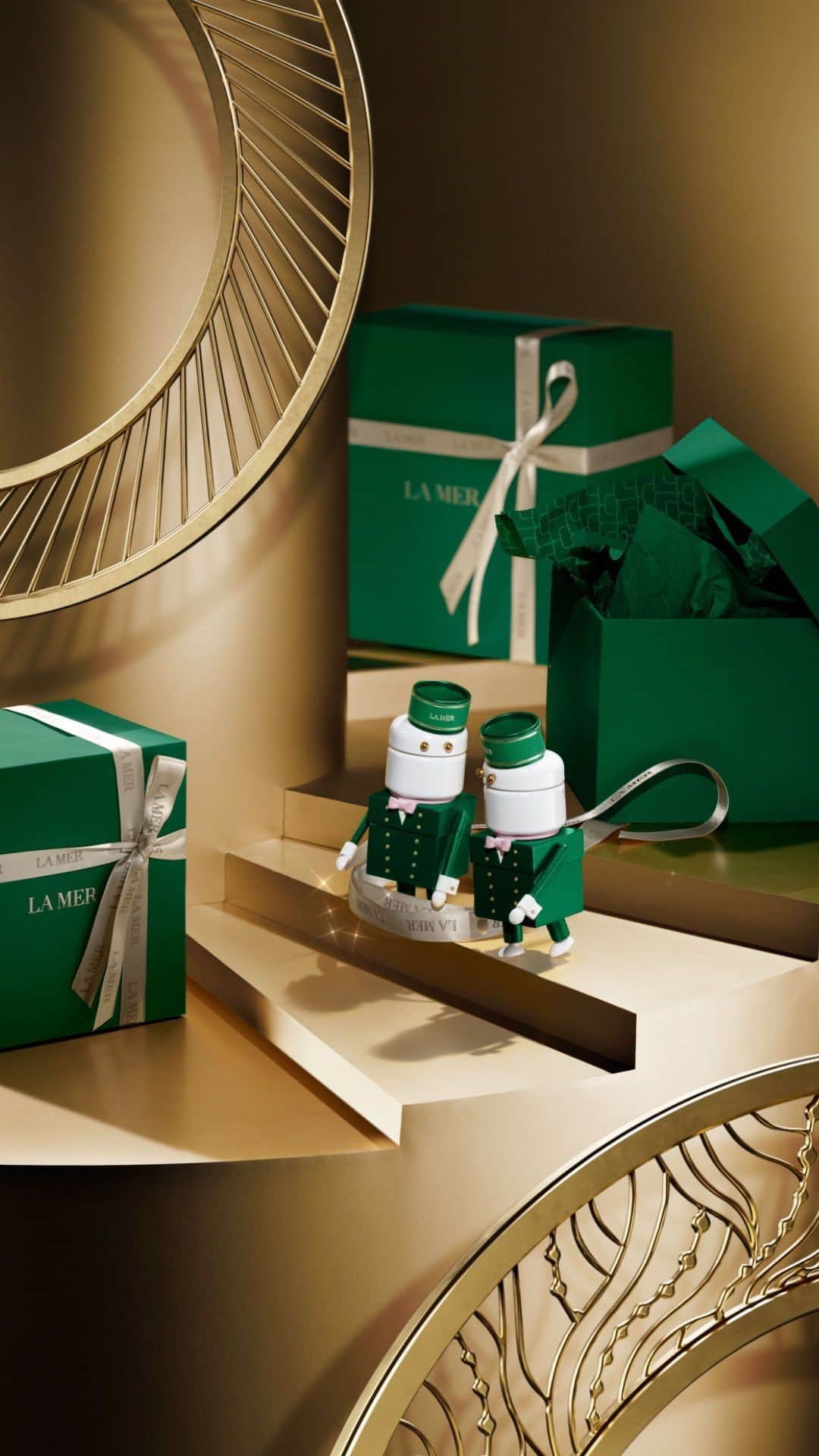 ドゥラメールのインスタグラム：「Desire, decadence, and delight.  Get ready for La Mer’s customizable Black Friday. Sign up with your email to be first to glimpse your exclusive gifts.  #LaMer #LaMerSkincare #LoveLaMer」