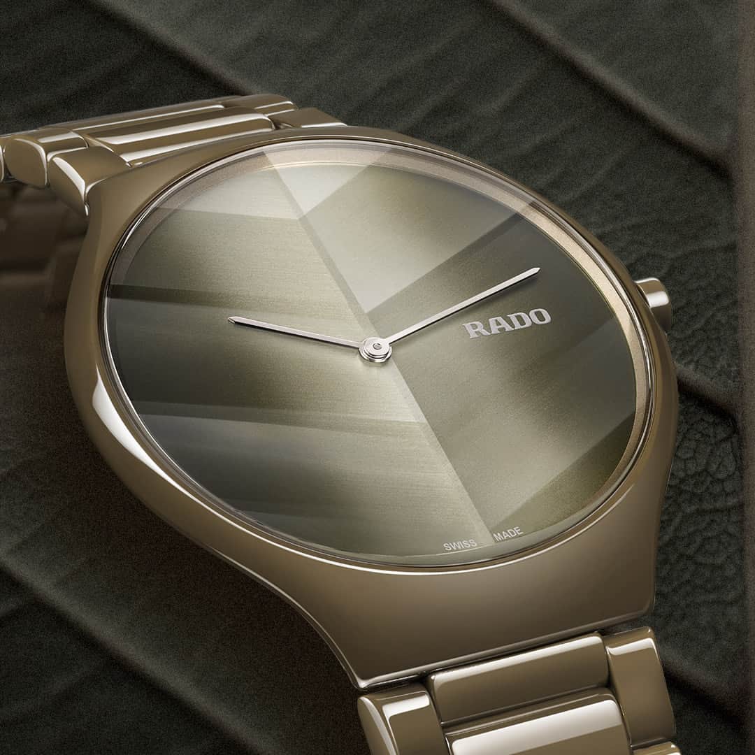 ラドーのインスタグラム：「Capturing the beauty of an Autumn leaf.​ The True Thinline x Great Gardens of the World Chapter 6 tells the story of a blustery Autumn wind, the spiral of leaves, and the winter’s rest to come. In a deep olive-green shade, the watch symbolizes the longstanding collaboration between Rado and Great Gardens of the World, inspired by nature and reflecting her beauty. ​  #Rado #RadoTrueThinline #GreatGardensoftheWorld #CeramicWatch #Feelit​  ​」