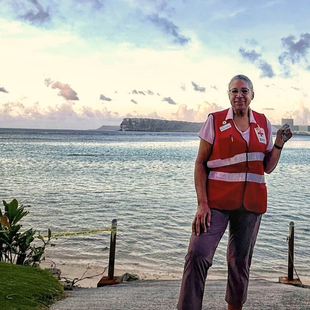 ネーブ・キャンベルのインスタグラム：「35+ deployments! ⛑️ That’s how many disasters across the country Roxanne has responded to since becoming a @RedCrossNorCalCoastal volunteer in 2010.  “You just tell me what to do and I’m going to get it done,” she said. “And I’m not afraid to ask for help.”  Between supporting her local region and responding to disasters in more than 13 states, Roxanne has done it all — driving emergency response vehicles, managing logistics, supporting shelters and distributing meals.  “Feeding is my forte. That’s what I love to do,” Roxanne said. “Being on an ERV is the hardest but most rewarding job. The people on those routes just pull at your heartstrings.”  Although she has vast experience helping people affected by floods, hurricanes, wildfires and more, she still gets nervous about deploying to a new area for an assignment. “Every location is different in how they do things.”  Recently, she spent three weeks on Guam, helping acquire resources and manage the logistics of the supply coming onto the island. Although the isolated location of Guam had its challenges, it’s a part of volunteering that Roxanne enjoys the most.  “I am able to ensure people get what they need in a timely manner,” she said.  We’re grateful for volunteers like Roxanne who lend their heart and expertise when we need it most! ❤️  #ThankYouVolunteers #RedCross #California #Volunteering #DisasterResponse #DisasterRelief」