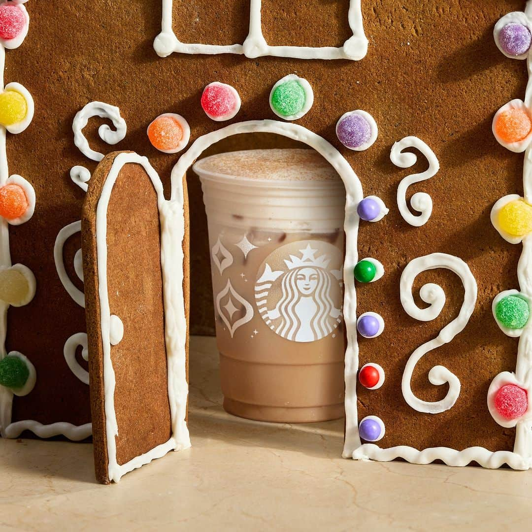 Starbucksさんのインスタグラム写真 - (StarbucksInstagram)「Welcome to the neighborhood! 👋 Iced Gingerbread Oatmilk Chai is a new take on a classic holiday flavor.」11月23日 1時00分 - starbucks