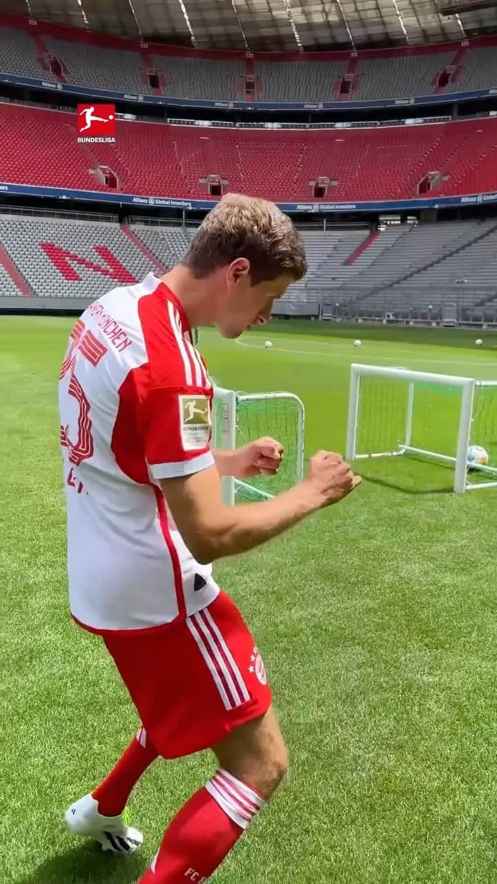 ブンデスリーガのインスタグラム：「@EsMuellerT makes it look easy! 😍  #Bundesliga | @FCBayern」