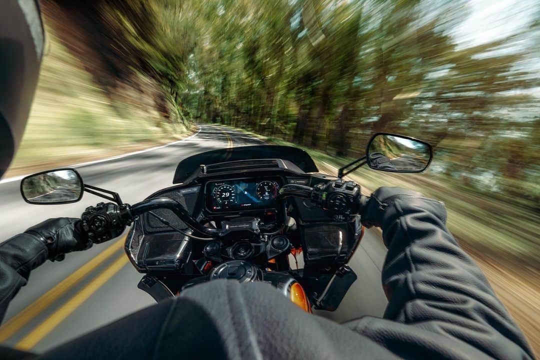 Harley-Davidsonのインスタグラム：「Clock out early.​  #HarleyDavidson #CVORoadGlide」